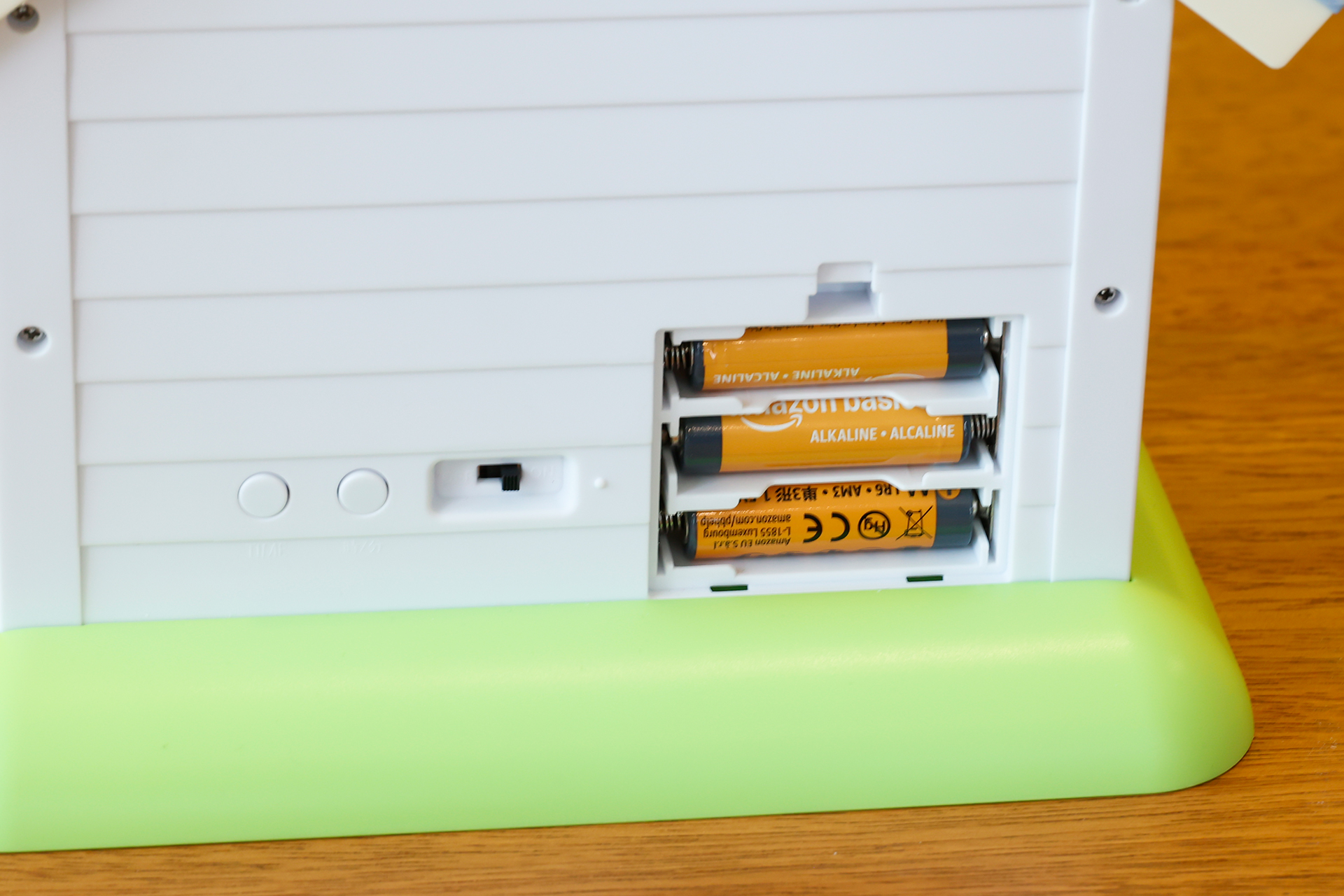 単三電池3本で動作。ちなみに、この時計に限らず電池は全て別売りになっている。アイテムをゲットしたら一緒に購入しておくとよいだろう