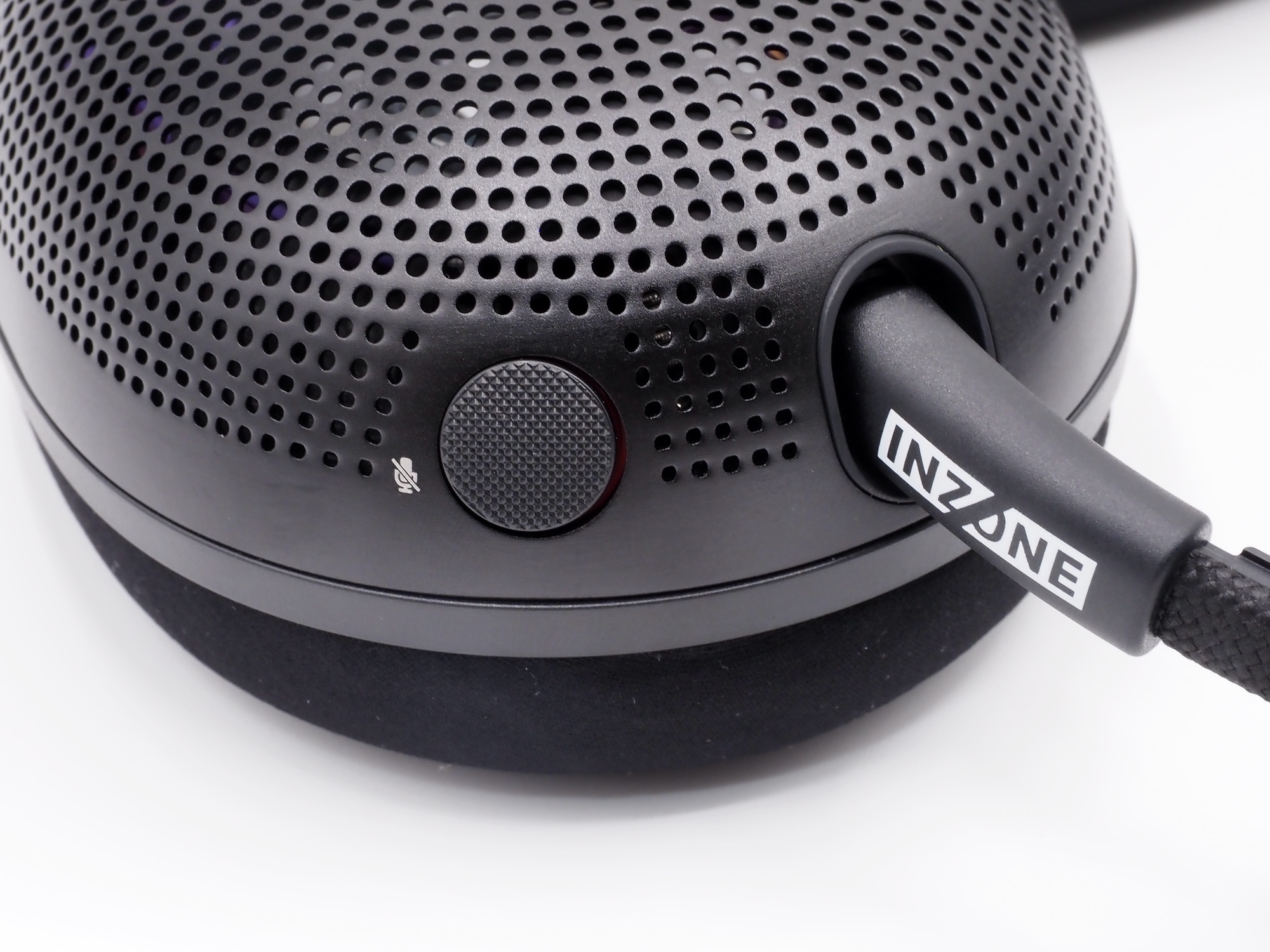 左耳側の上部にマイクミュートボタンを搭載