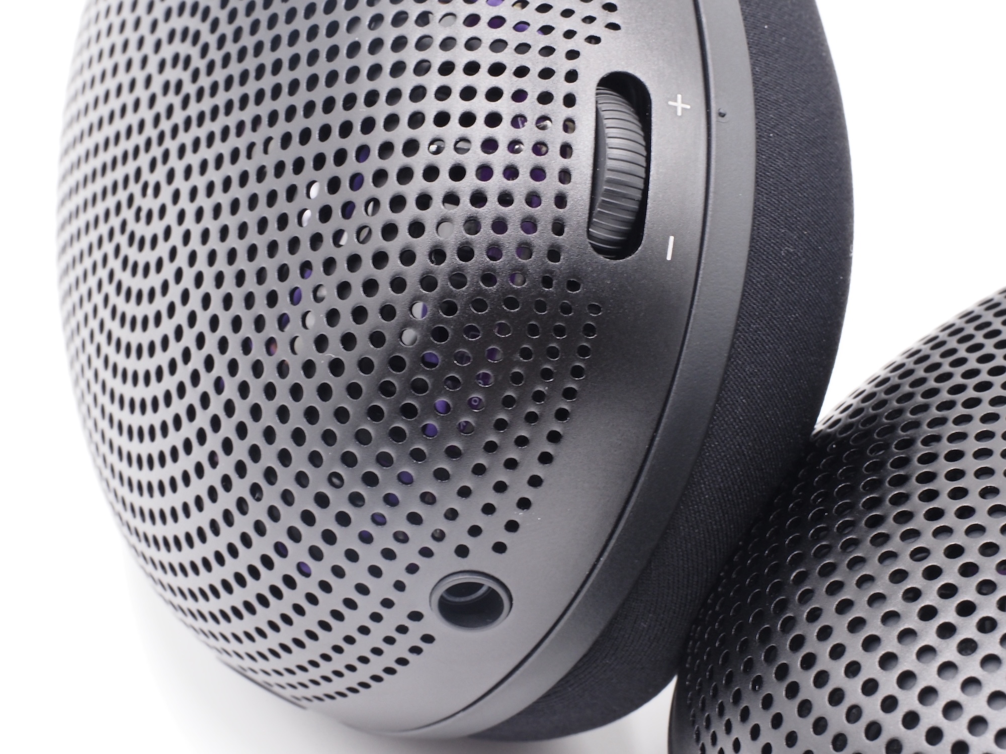 左耳側の下部にボリュームダイヤルがある