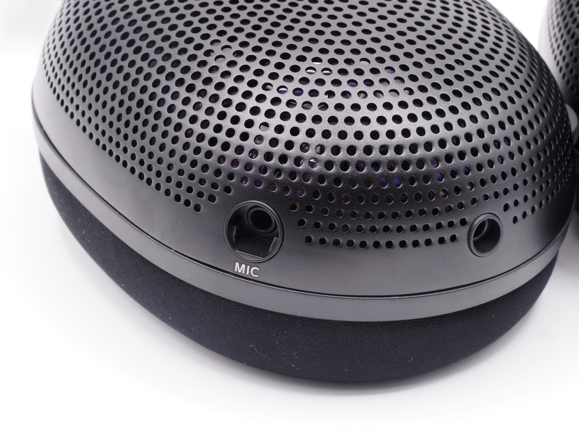 このほか左耳側にはケーブル接続部（画像右の穴）とマイク接続部（画像左の穴）がある