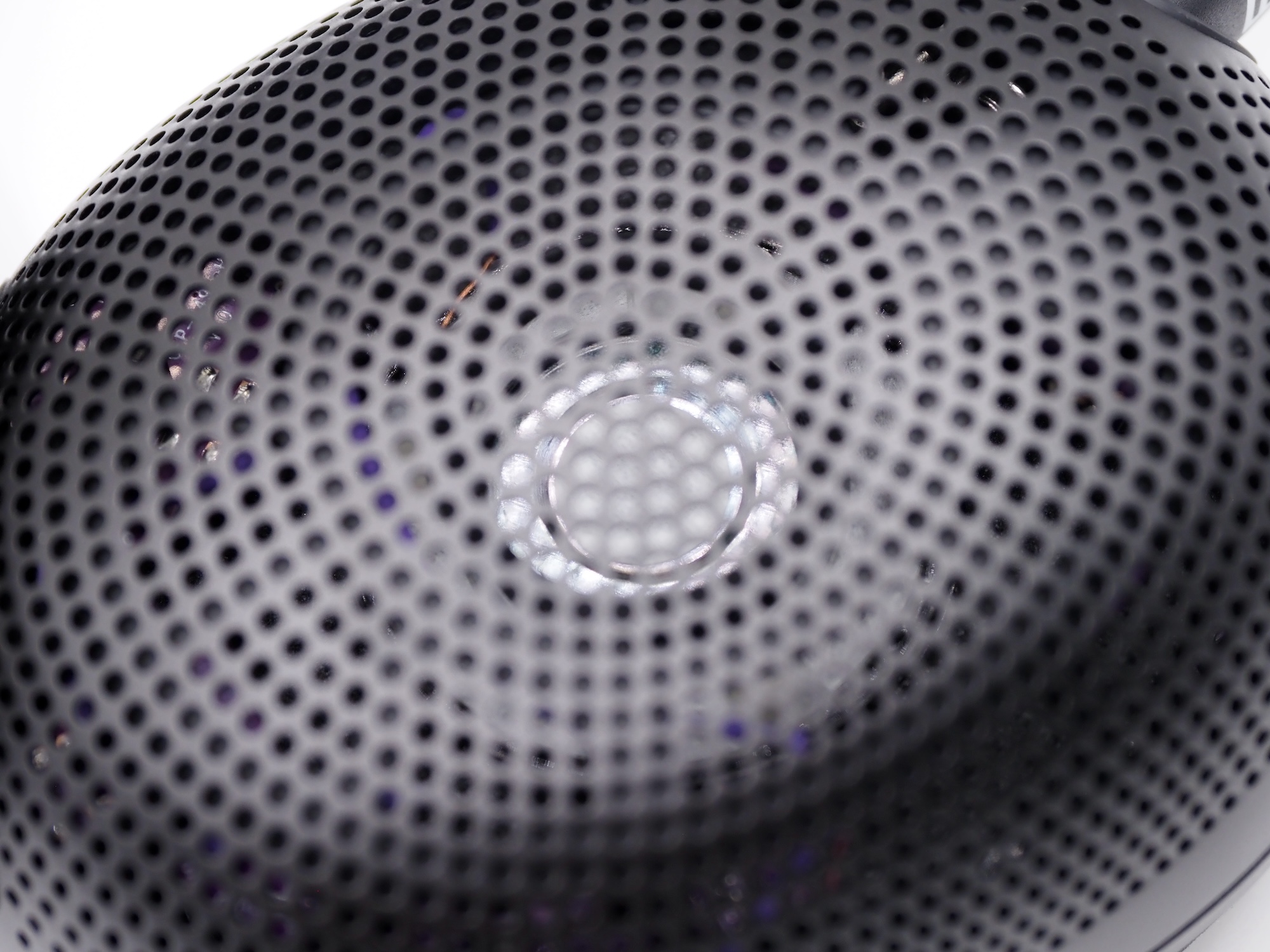 「INZONE H6 Air」は背面開放型を採用。ハウジングには無数の小さな穴が開いていて、ドライバーユニットが透けて見える