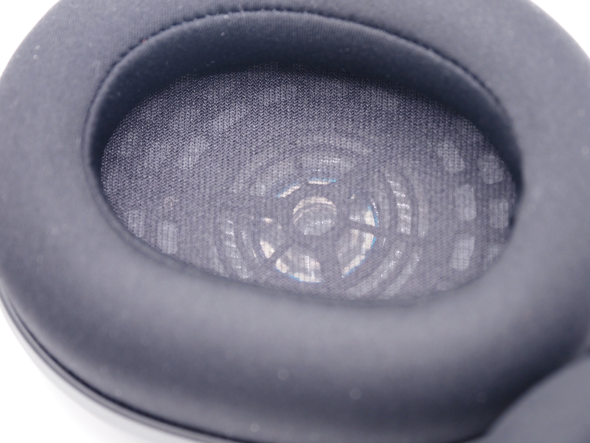 一方でドライバーユニットは「MDR-MV1」と同じものを搭載。最適化を施し、よりゲームに特化させている（画像はINZONE H6 Airのユニット部をアップで撮影）