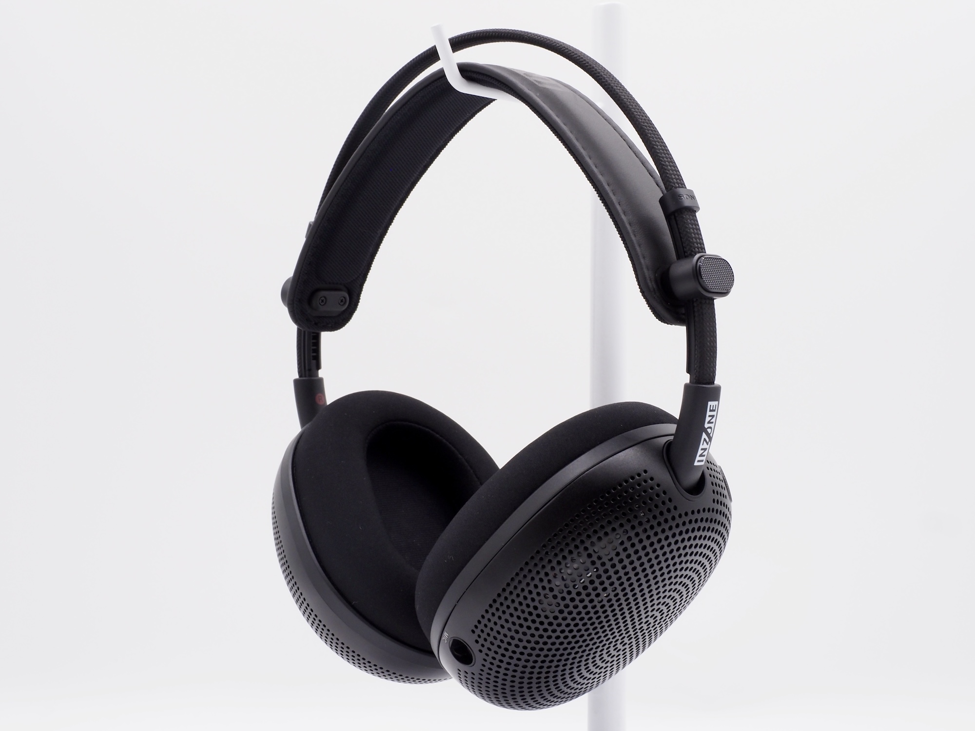 ゲーミングヘッドセットらしさを感じさせないシンプルな外観