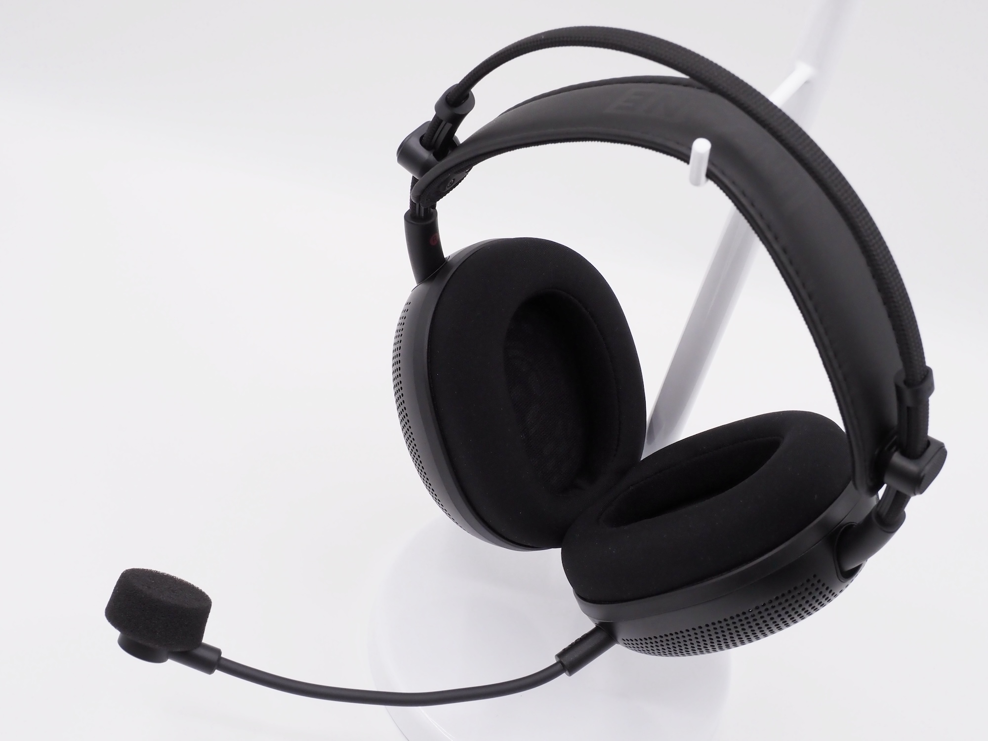 ブームマイクは単一指向性で、ハウジングから漏れた音を拾いにくく、声だけにフォーカスした設計となっている