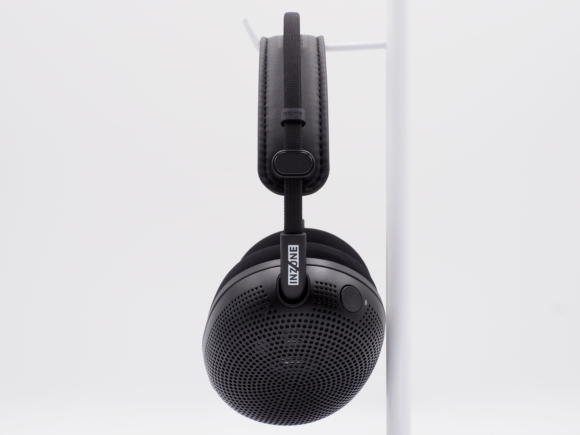 「INZONE」ロゴも控えめで全体的にシックなデザインにまとまっている