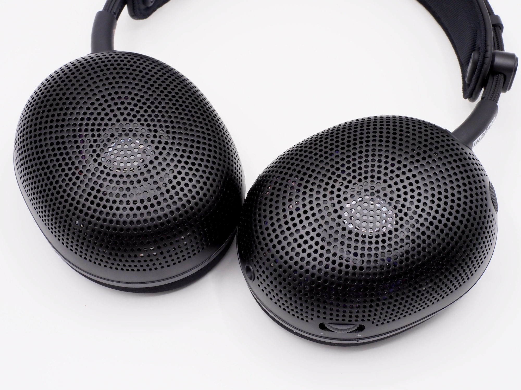 ハウジング部分はスイーベルに対応。折り畳み機構は非搭載だが、持ち運ぶ時に便利だ