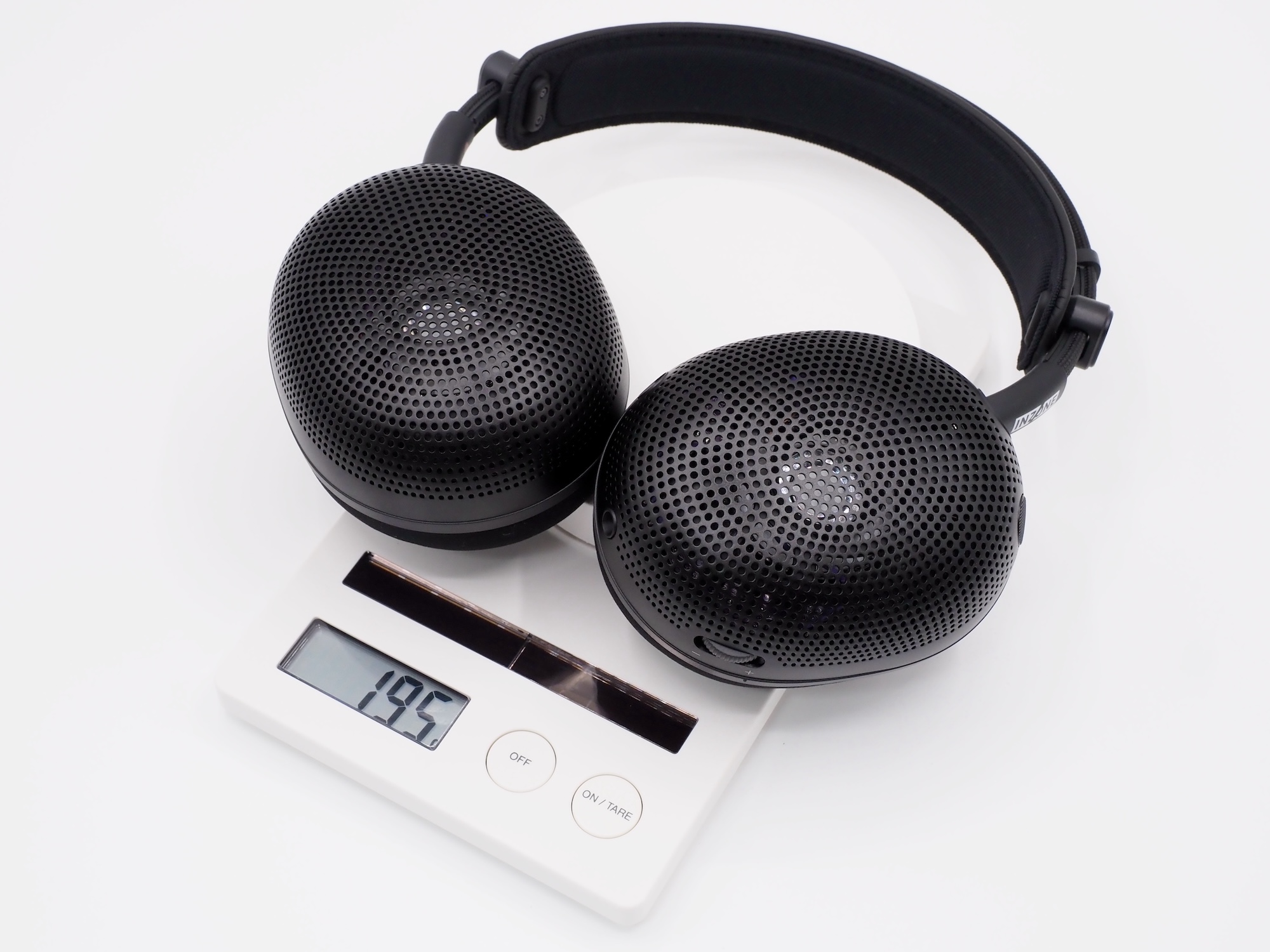 重量は実測195g。側圧も絶妙な力加減で「Air」の名に相応しい軽い装着感だ