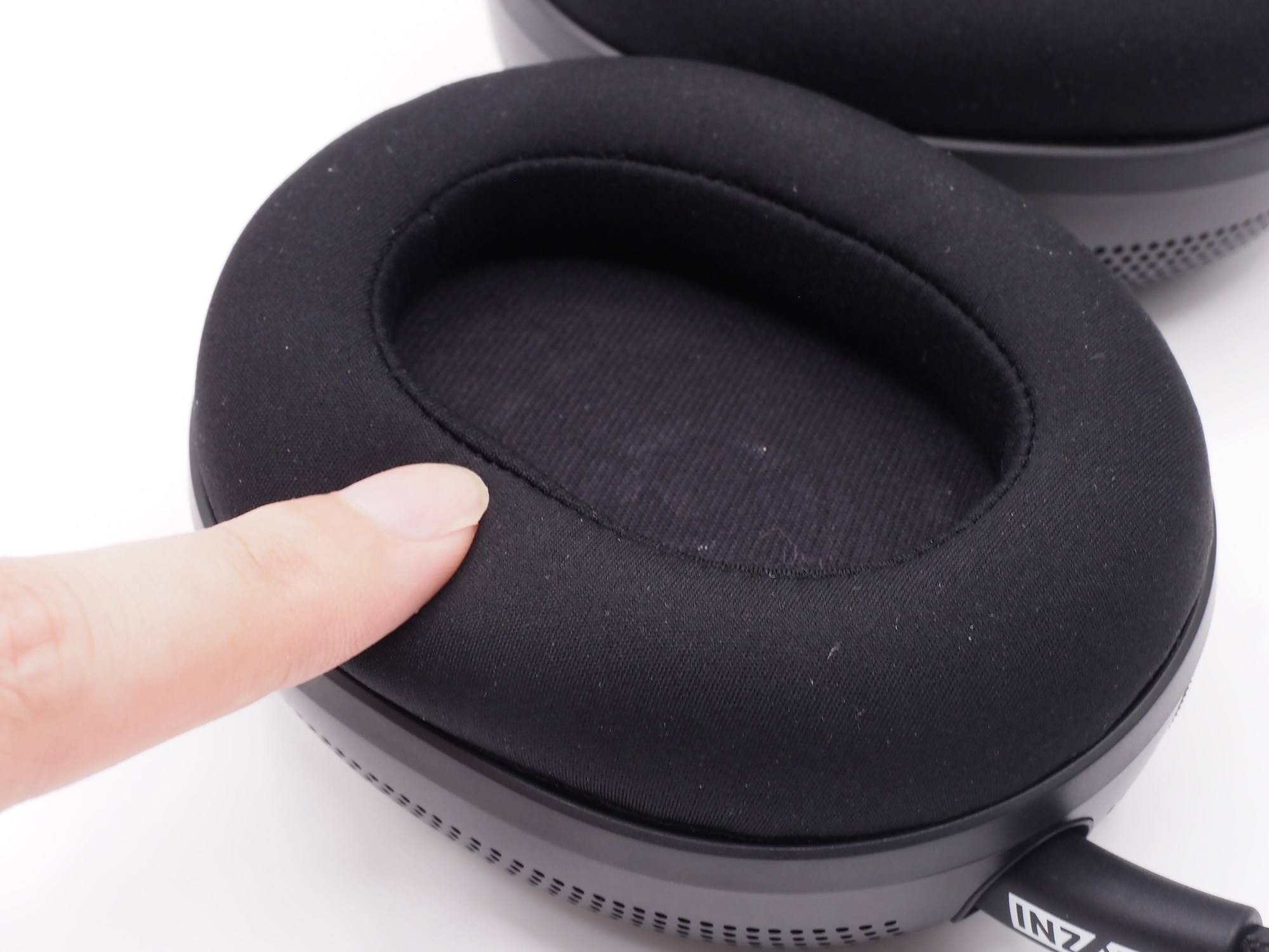 イヤーパッドはナイロン製。長時間のゲームプレイでも蒸れにくい