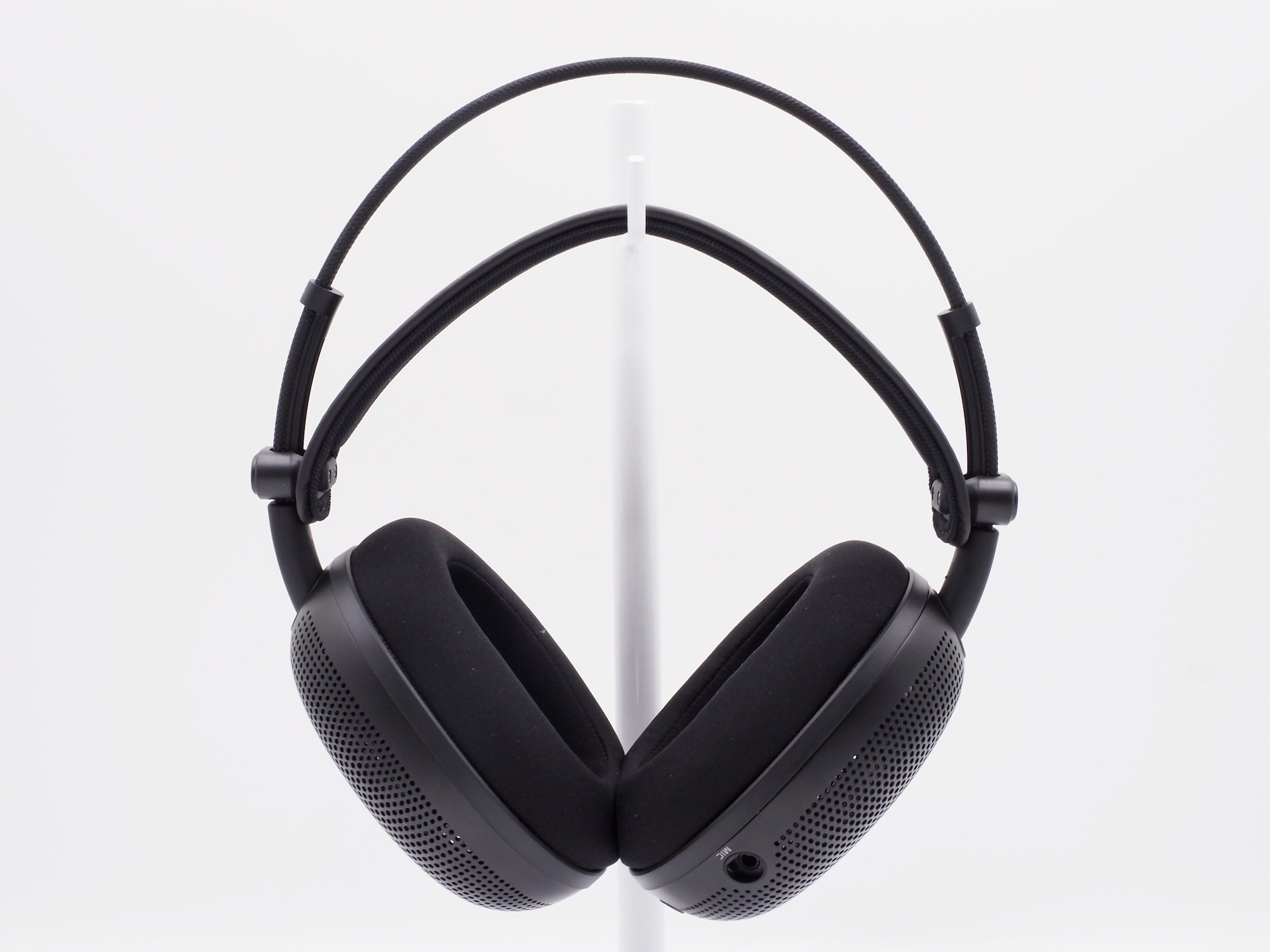 ヘッドバンドの長さは柔軟に調整可能。こちらの画像は一番短い状態