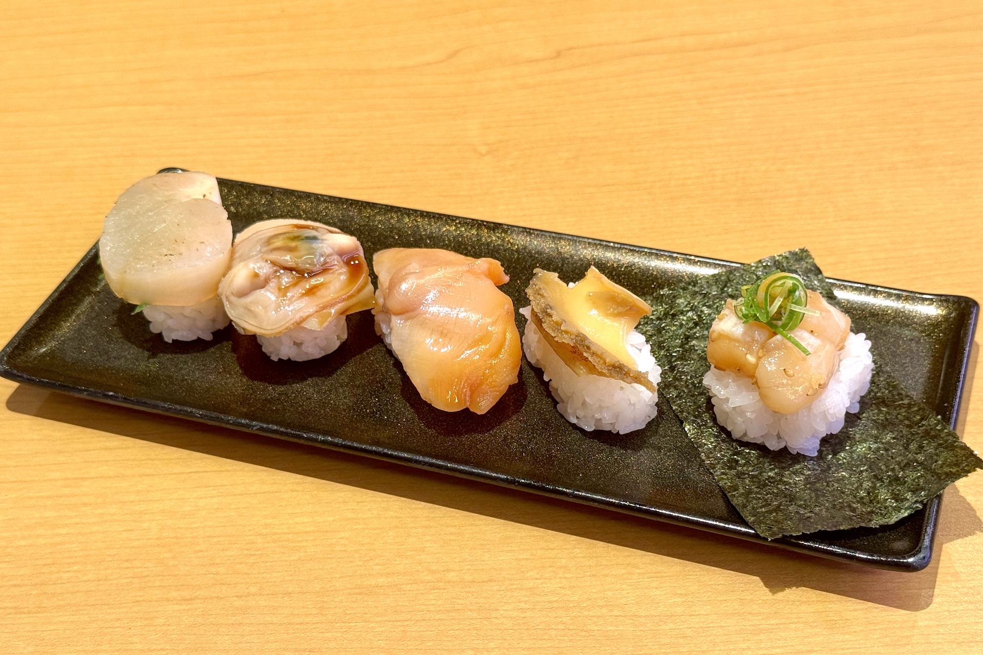 貝づくし5貫盛り 価格：680円〜 販売期間：4月22日〜5月10日 ※但し販売数量予定数49万食が完売次第終了