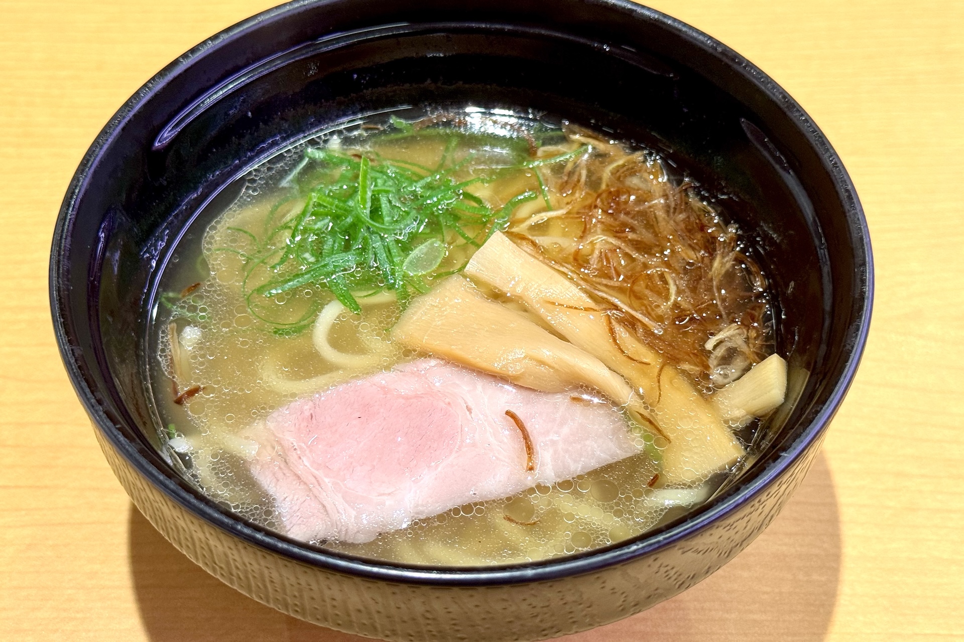 ［村商店 高槻本店］香味清湯 塩らーめん 価格：450円〜 販売期間：4月22日〜5月10日 ※但し販売数量予定数52万食が完売次第終了