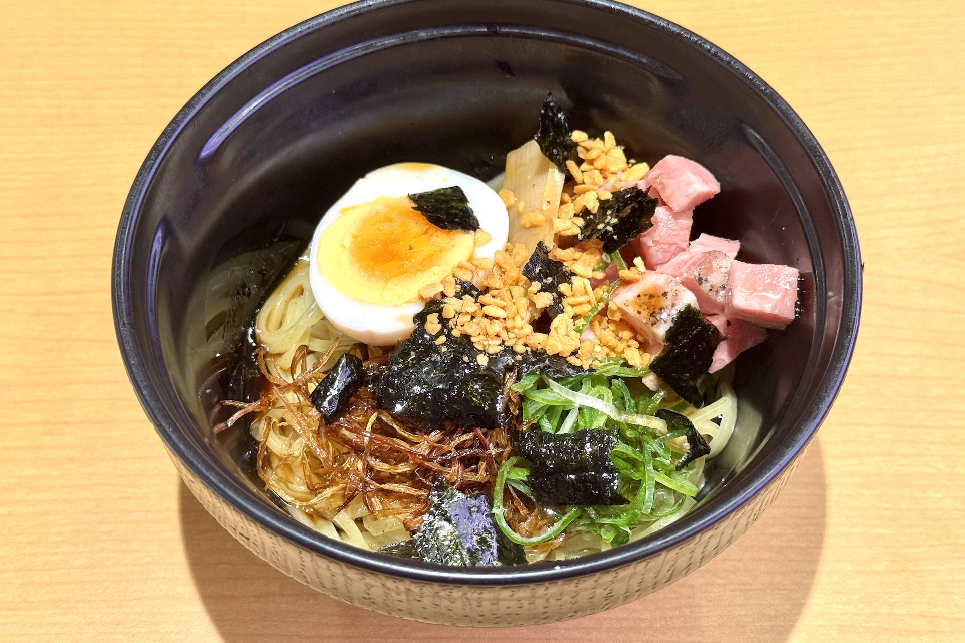 ガツンと！ 醤油ガーリック油そば 価格：480円〜 販売期間：4月22日〜5月10日 ※但し販売数量予定数33万食が完売次第終了