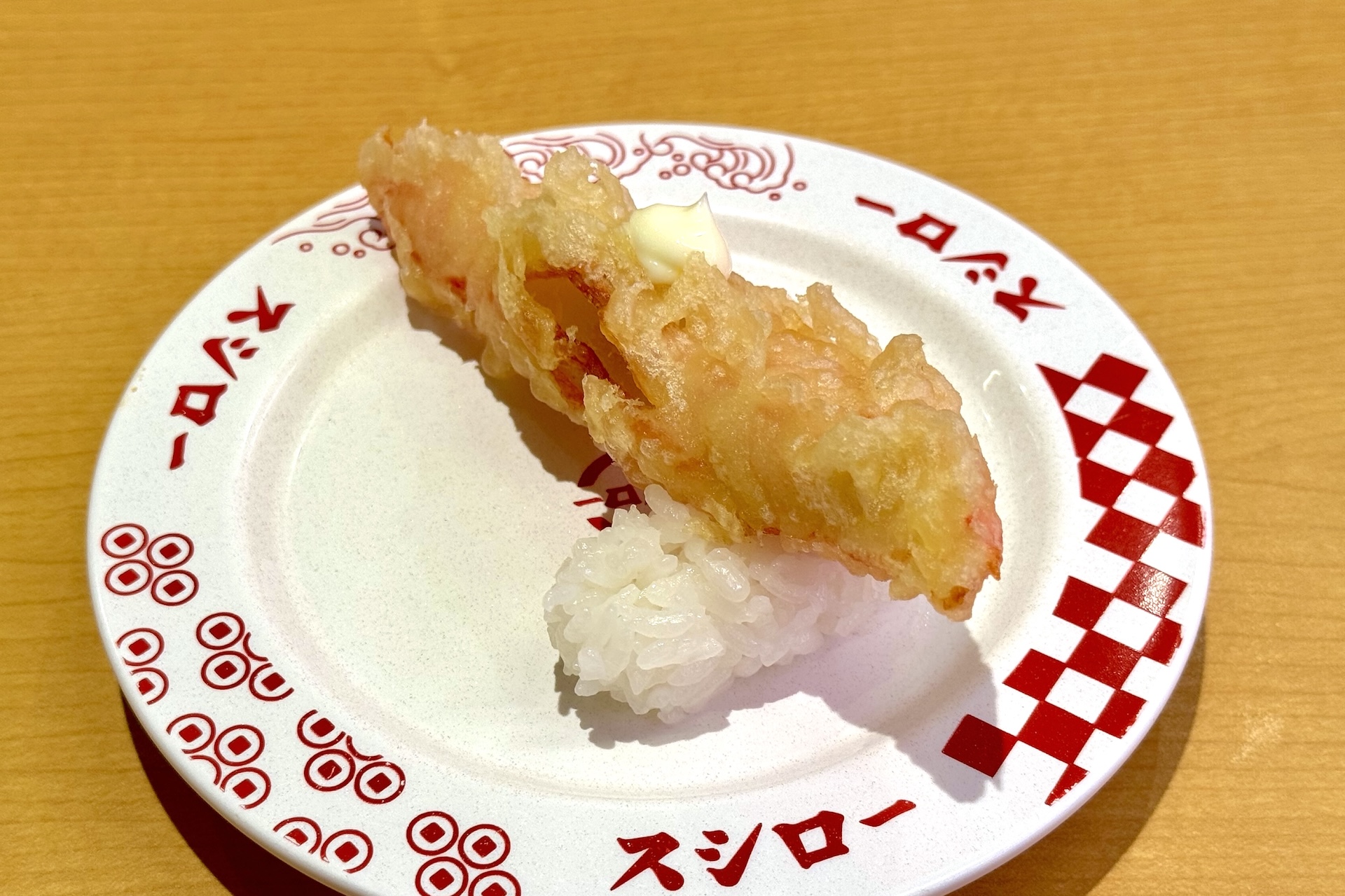 ジャンボかにカマ天にぎり 価格：140円〜 販売期間：4月22日〜5月31日 ※但し販売数量予定数96万食が完売次第終了