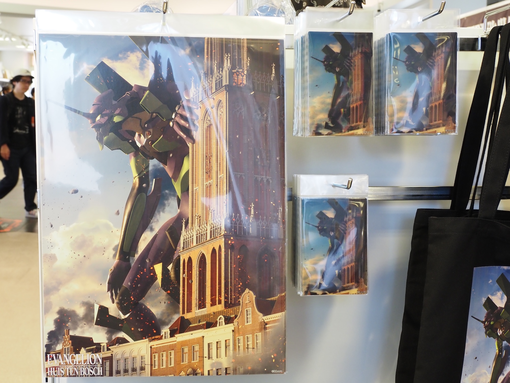 3Dレンチキュラークリアファイル（画像左、価格：900円）／3Dレンチキュラーポストカード（画像右、価格：750円）