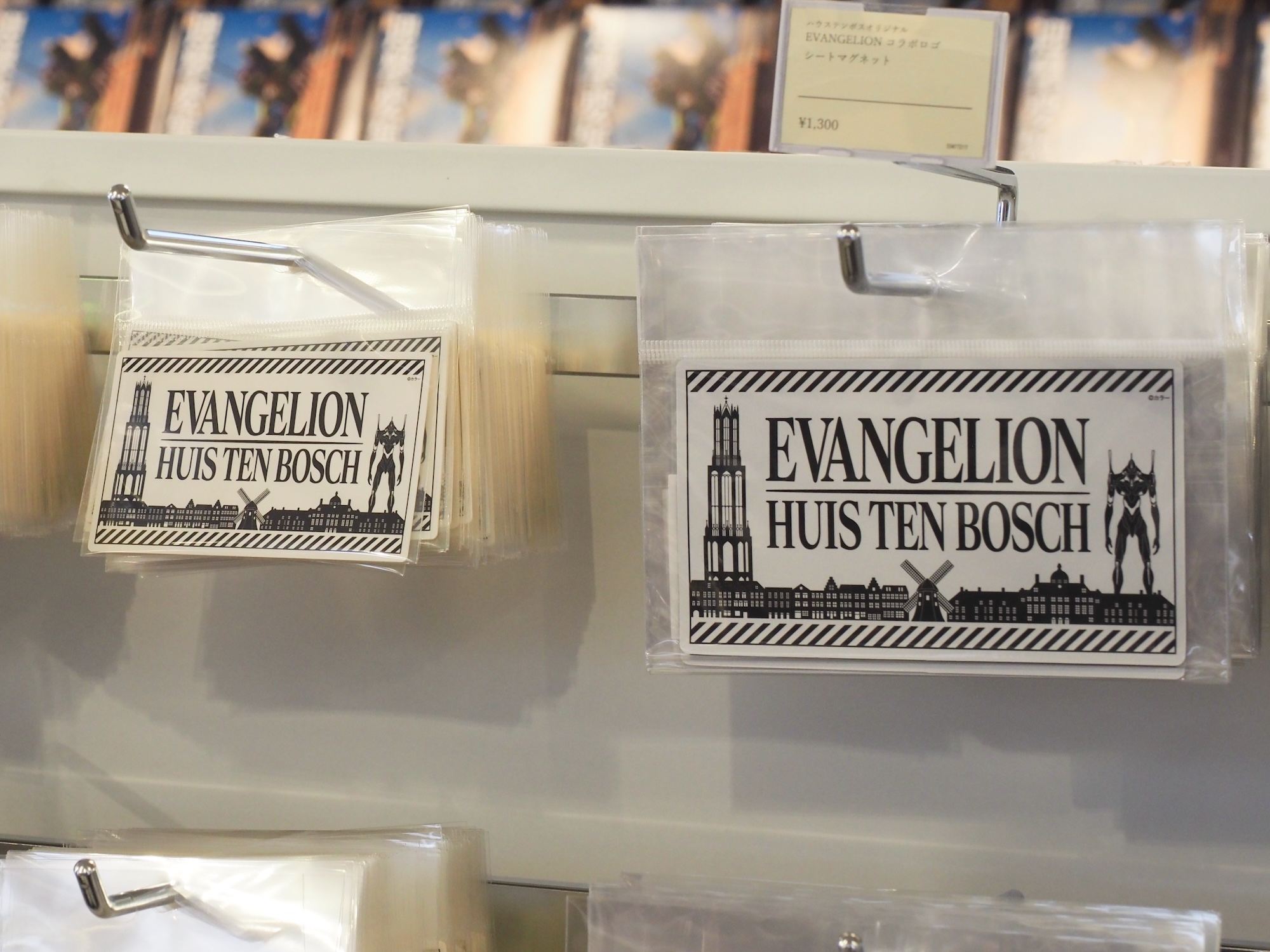 コラボロゴステッカー（画像左、価格：400円）／コラボロゴシートマグネット（画像右、価格：1,300円）