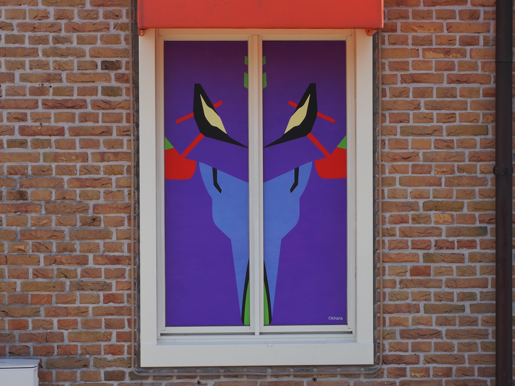 窓には初号機と……