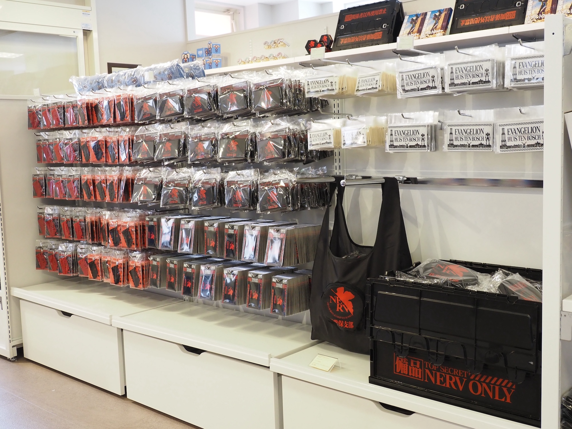 コラボグッズがズラリと並べられているほか