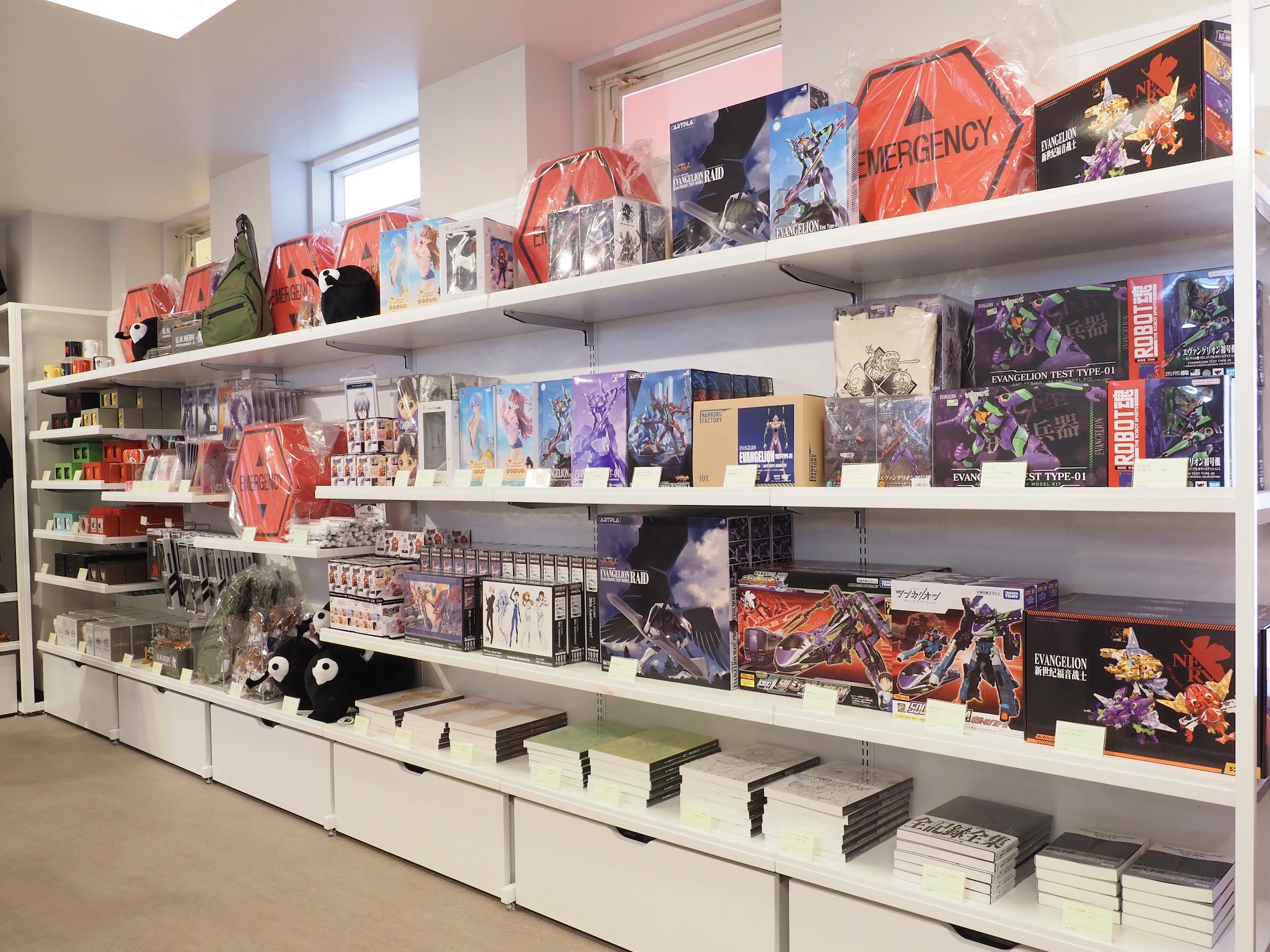 通常の「エヴァ」グッズも販売されている