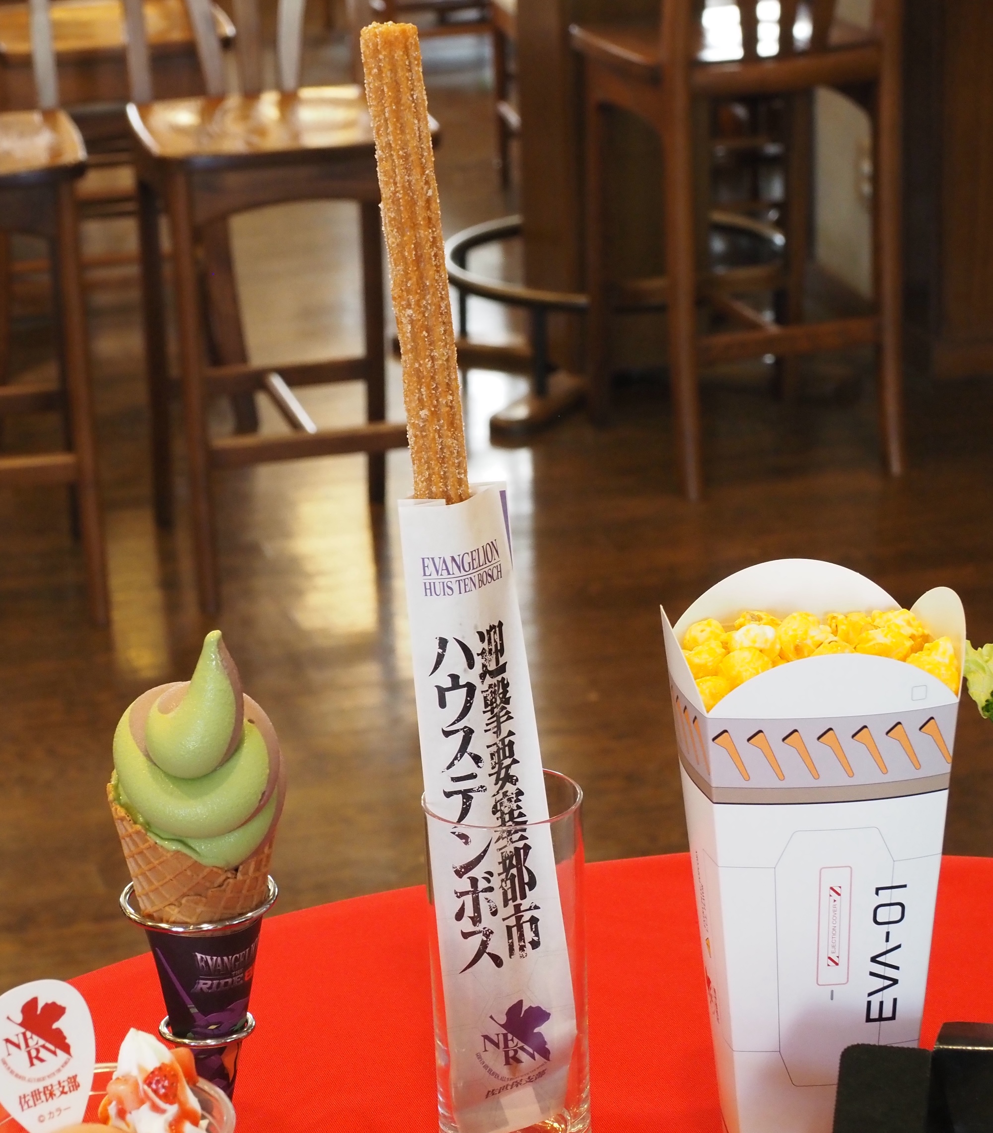 初号機ソフトクリーム（画像左／600円）、NERV佐世保支部特製チュロス（画像中央／600円）、L.C.L.ポップコーン（画像右／500円）