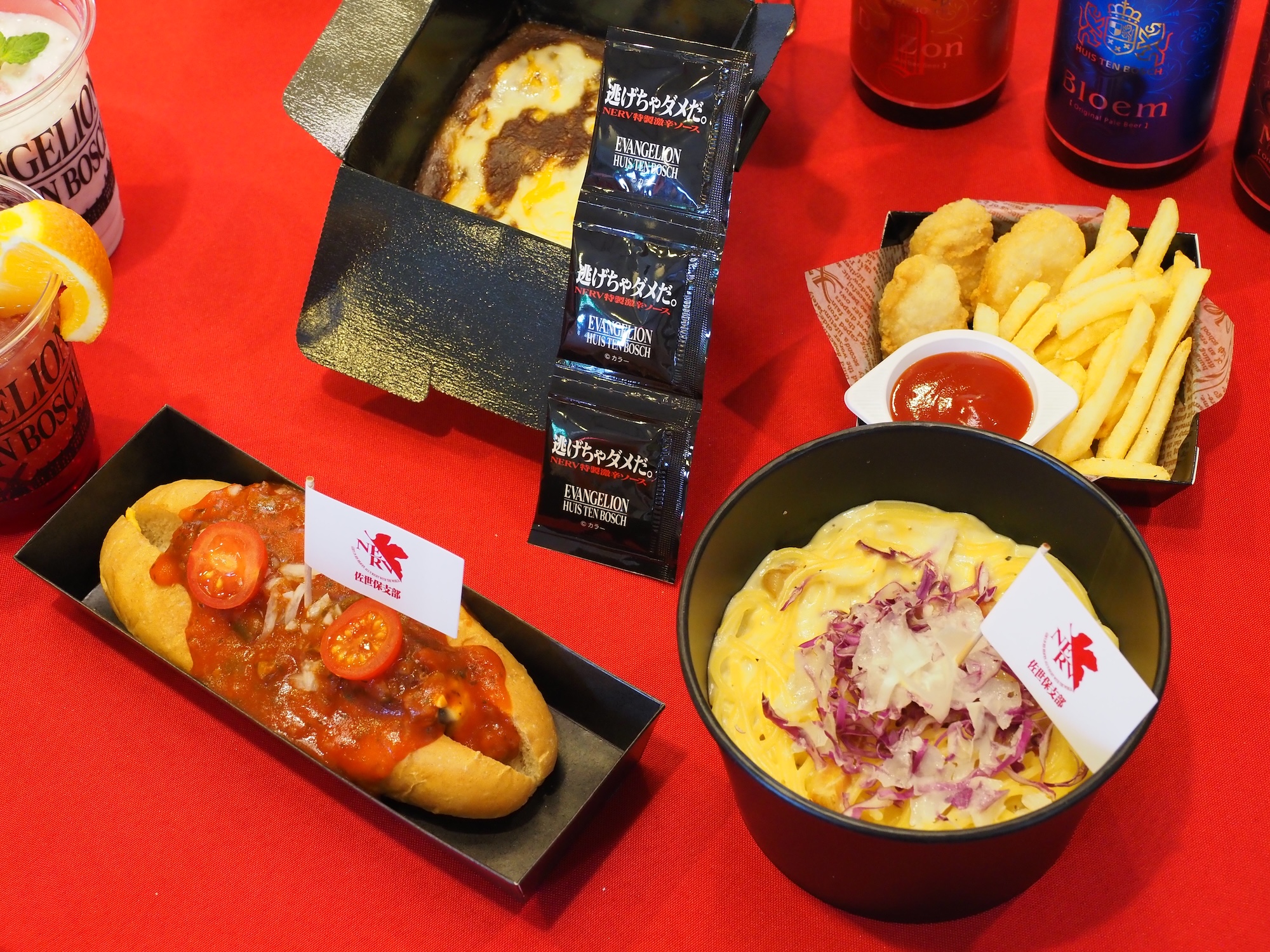 「エヴァに乗れ、でなければカ（エ）レー」（画像奥左／1,200円）、「アスカ専用 実践用に作られた世界初!! 本物のチーズドッグ」（画像手前左／1,200円）、「ミサトのとりあえず飲んどこ晩酌セット」（画像奥右／1,300円）、「『ポカポカする』カルボナーラスープパスタ」（画像奥右／1,500円）