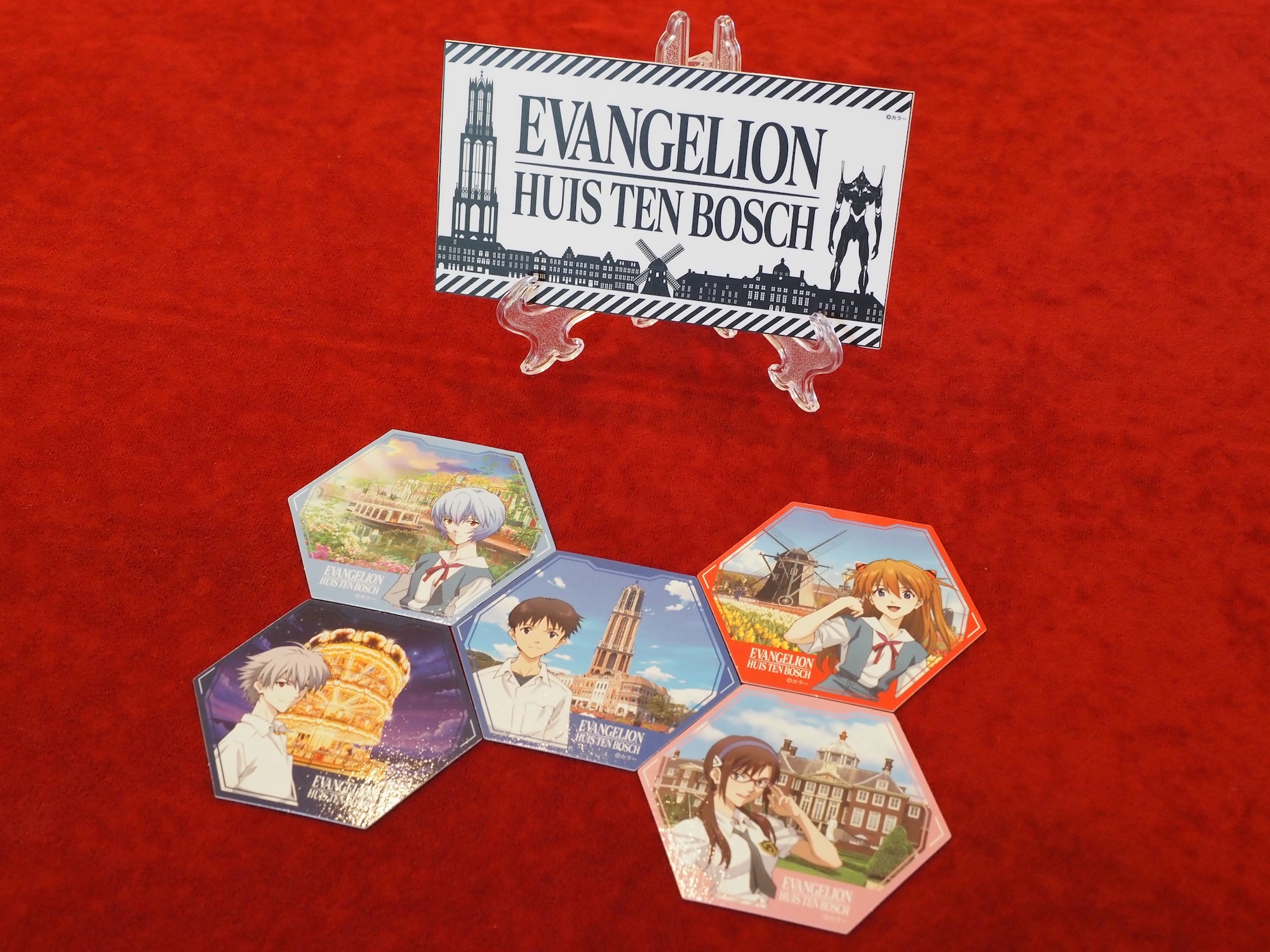 コラボドリンク1杯につき、1枚がランダムでもらえる