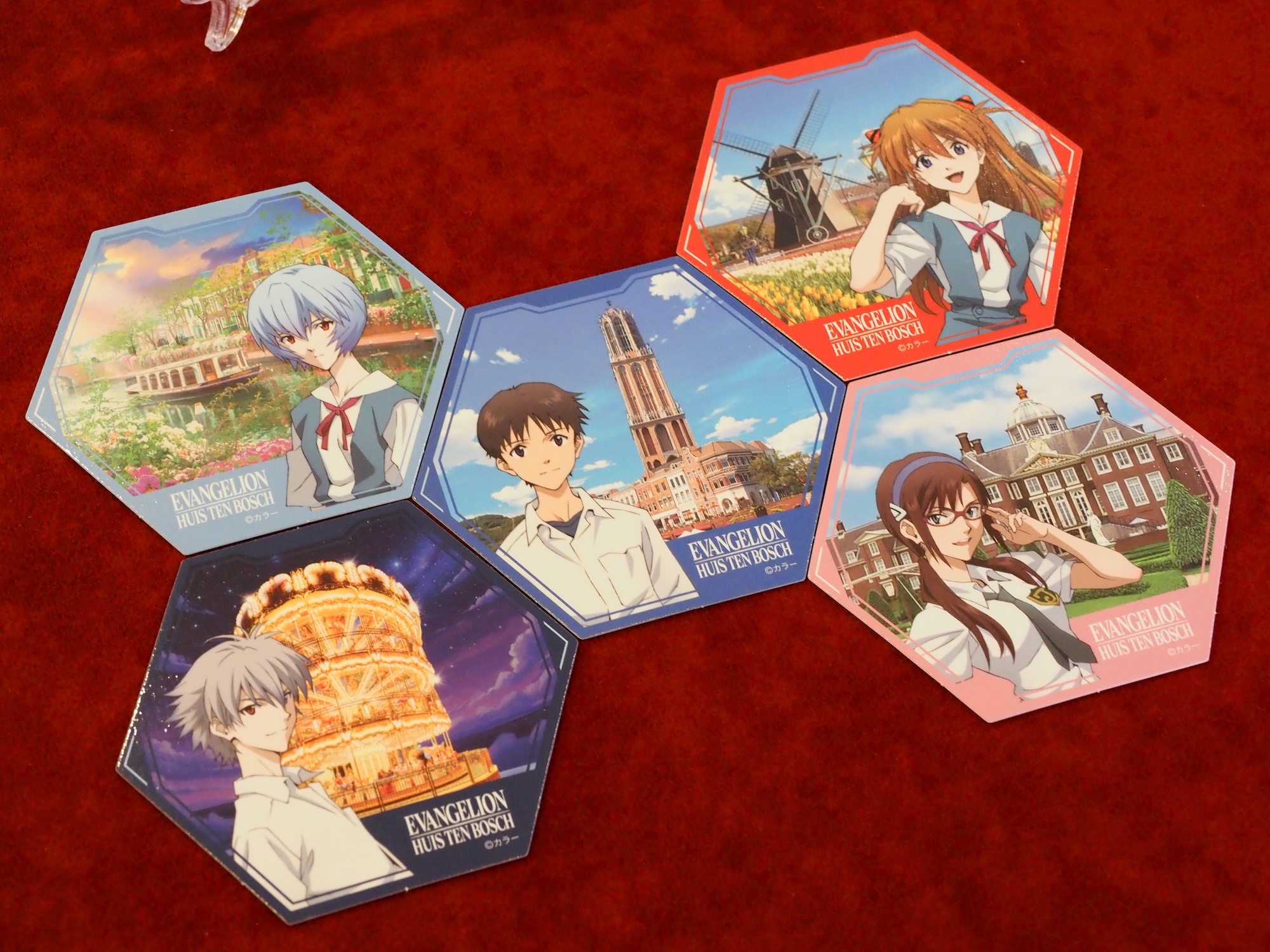 コラボドリンク1杯につき、1枚がランダムでもらえる