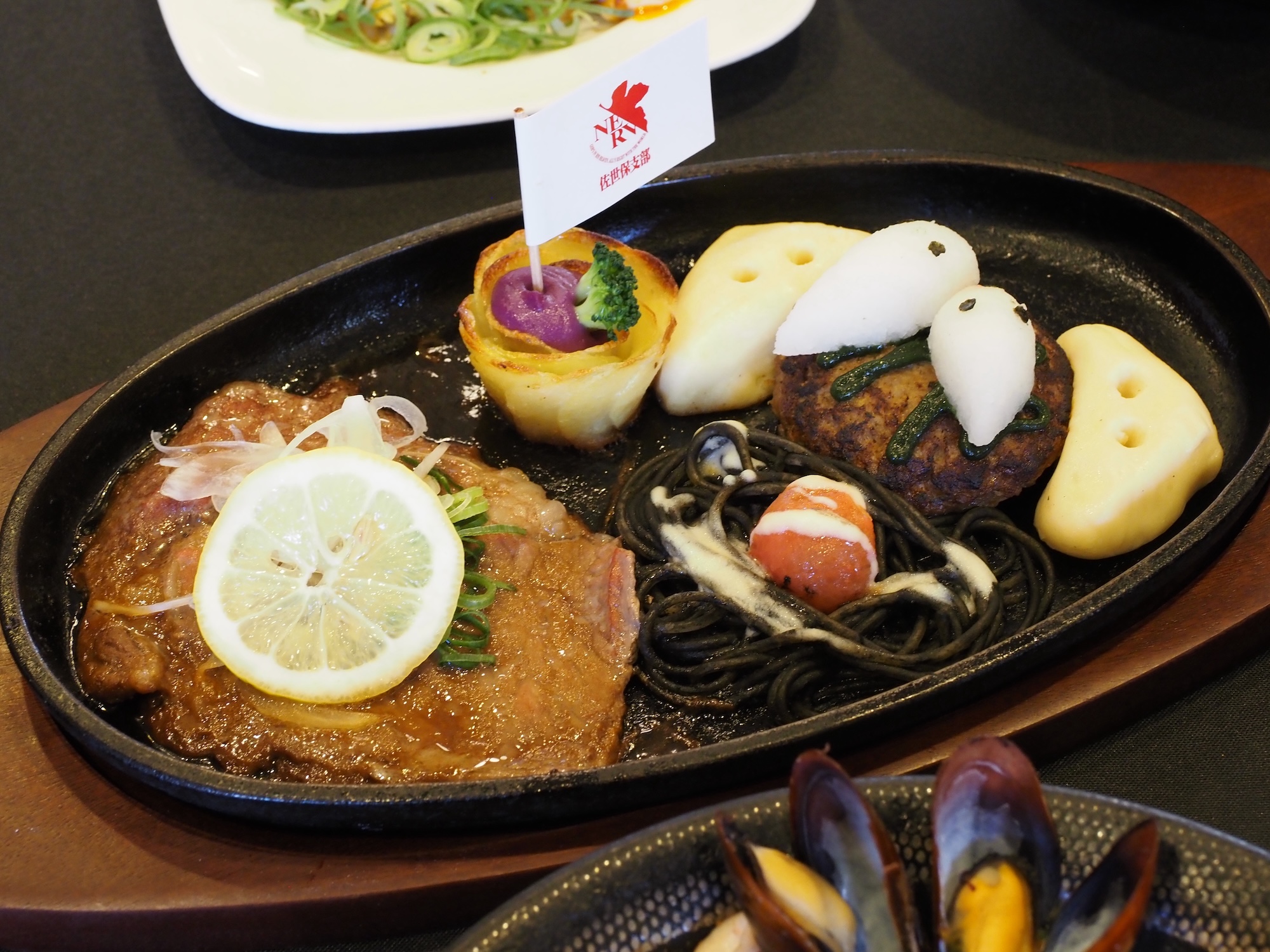 使徒、襲来 レモンステーキ＆ハンバーグプレート（価格：2,500円）