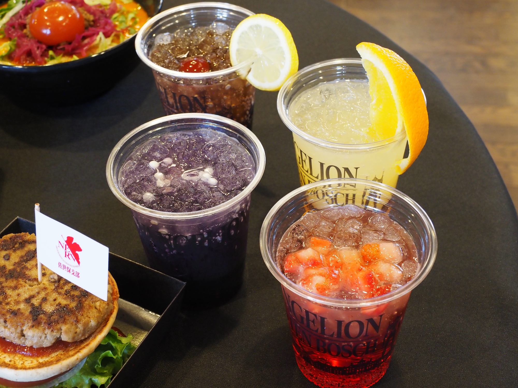 コラボドリンク（ランダムコースター付き／各800円）