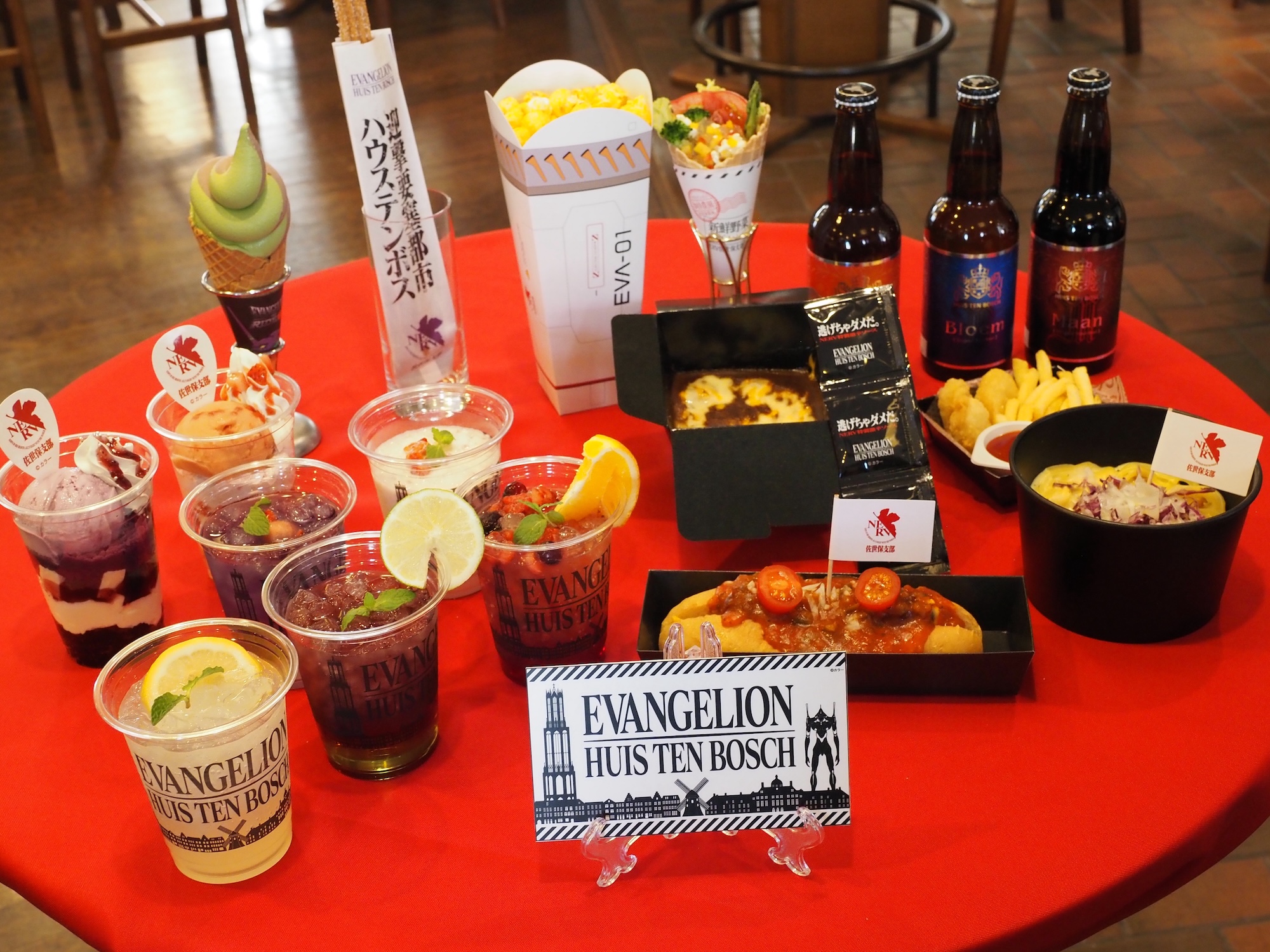 コラボドリンク（画像手前5つ／ランダムコースター付き／各800円）、コラボパフェ（画像奥2つ、各900円）