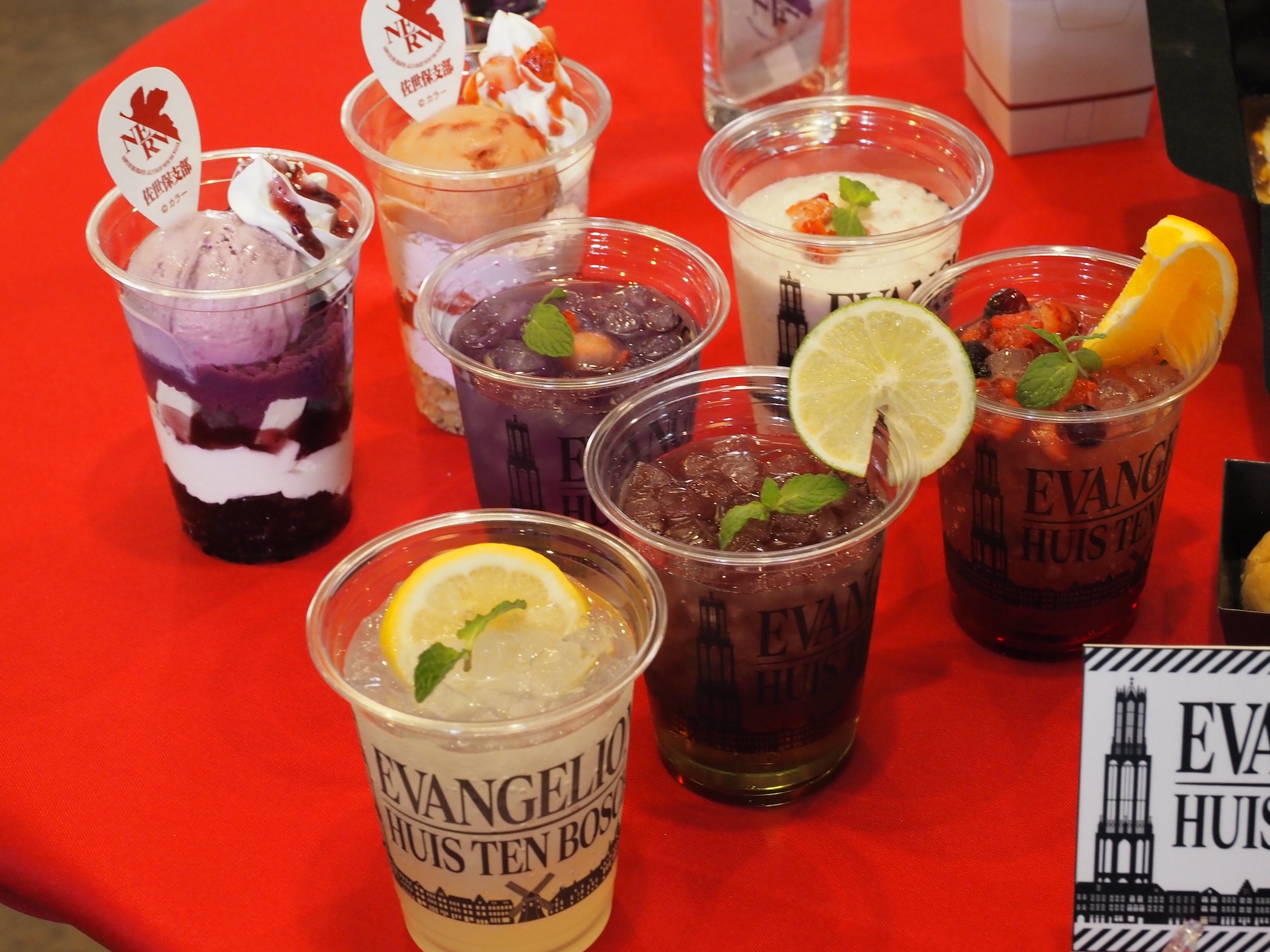 コラボドリンク（画像手前5つ／ランダムコースター付き／各800円）、コラボパフェ（画像奥2つ、各900円）