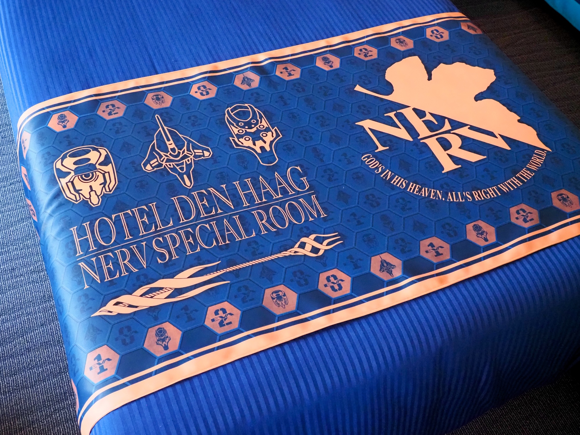 ベッドにはエヴァ3体の姿も