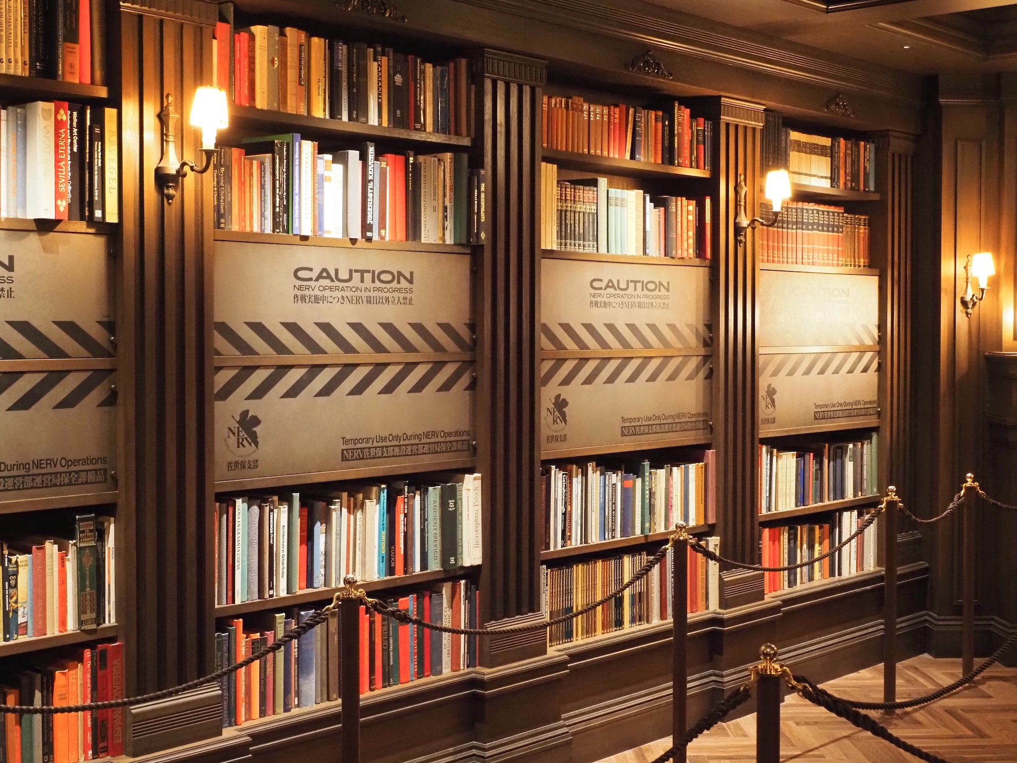 待機列では「エヴァ」ゆかりのクラシック音楽が流れていた