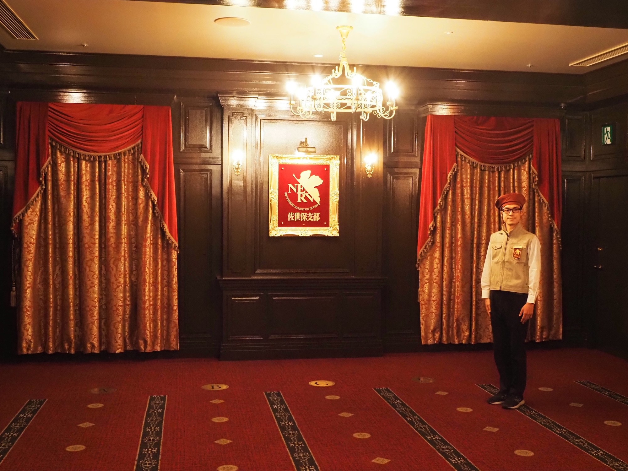 内部ではNERV職員の方がお出迎え