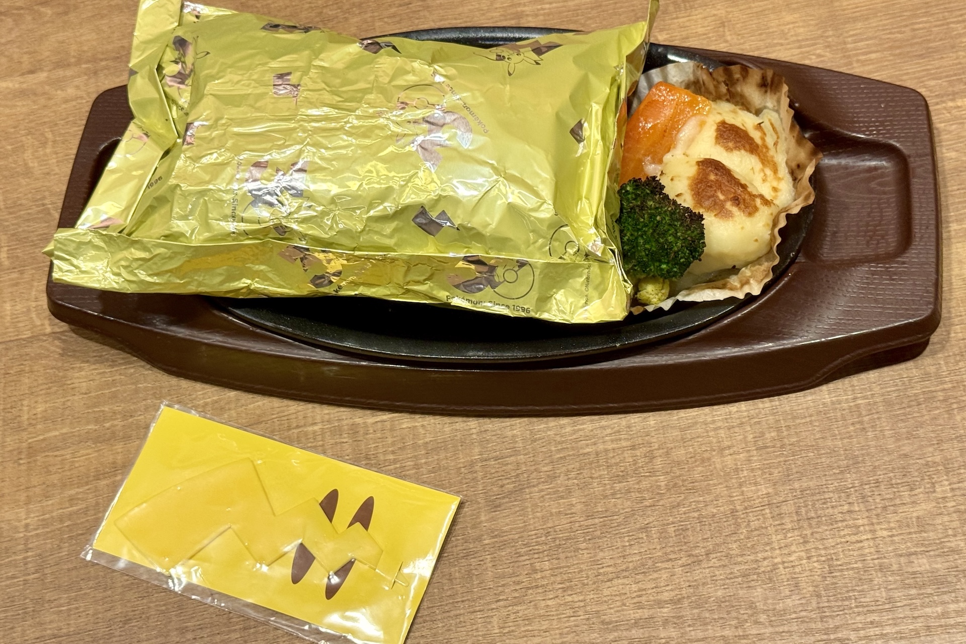 「＼ポケモン30周年記念／ピカチュウのしっぽカッター付きホイル包みチーズINハンバーグ」 価格：1,429円（税込）