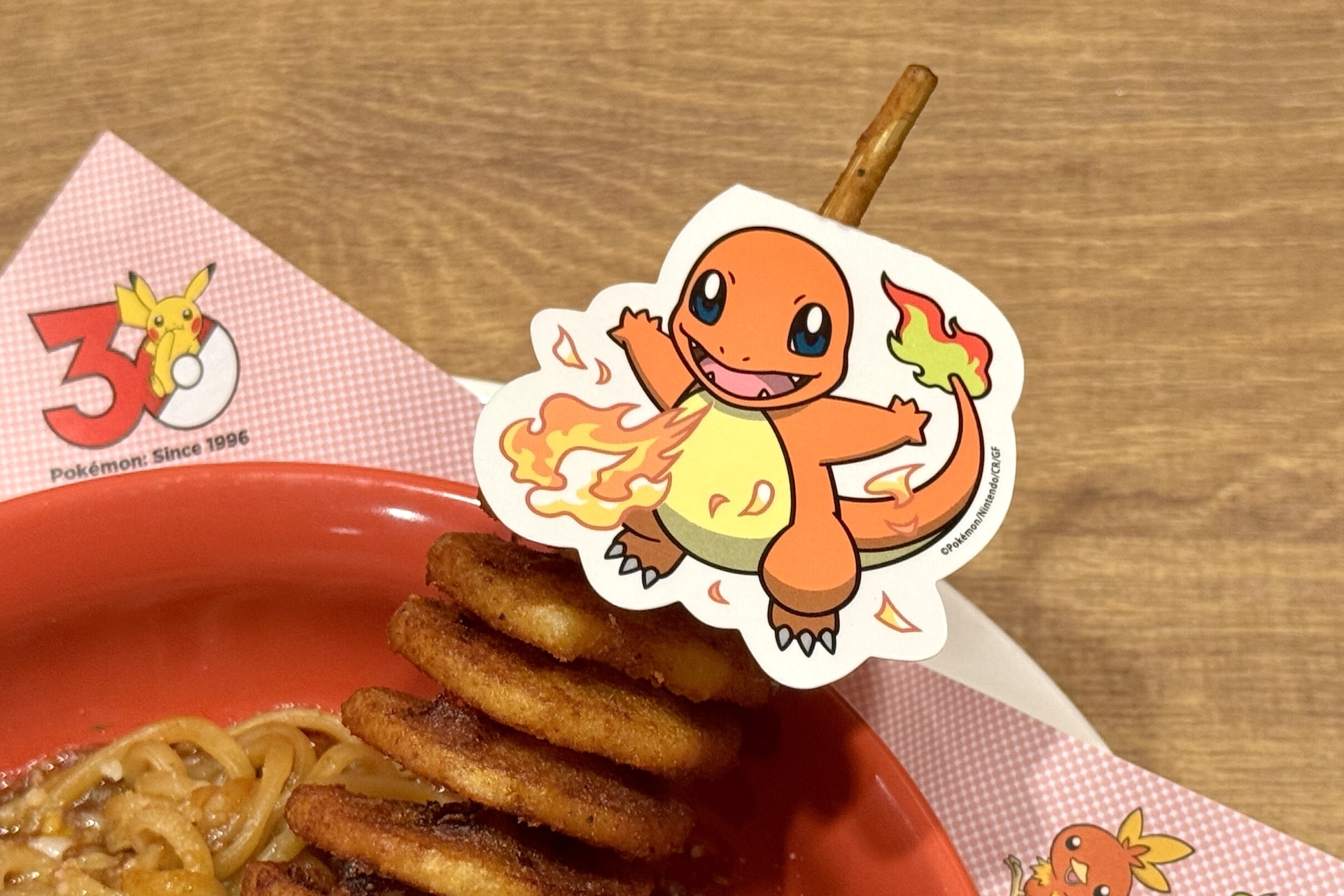 ヒトカゲのピックが付いたトルネードポテトがひときわ目を引く1品だ