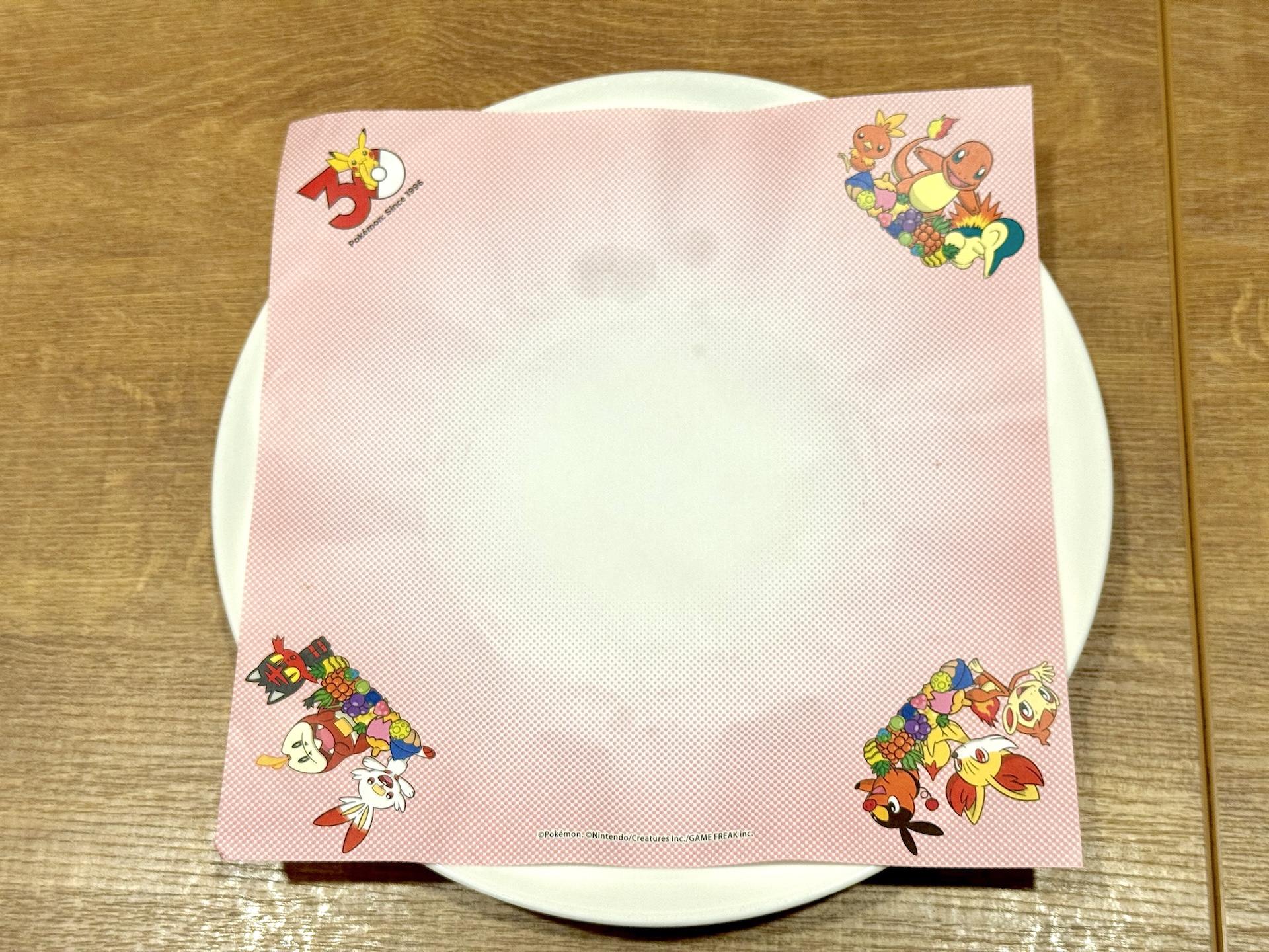 料理はほのおタイプのポケモンたちがデザインされた敷紙で提供される