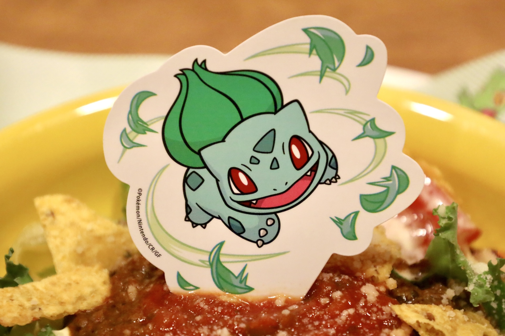 フシギダネのピック付きだ。“はっぱカッター”をイメージしたメニューになっており、彩り豊かな野菜がわざの鮮やかさを演出しているとのことだ