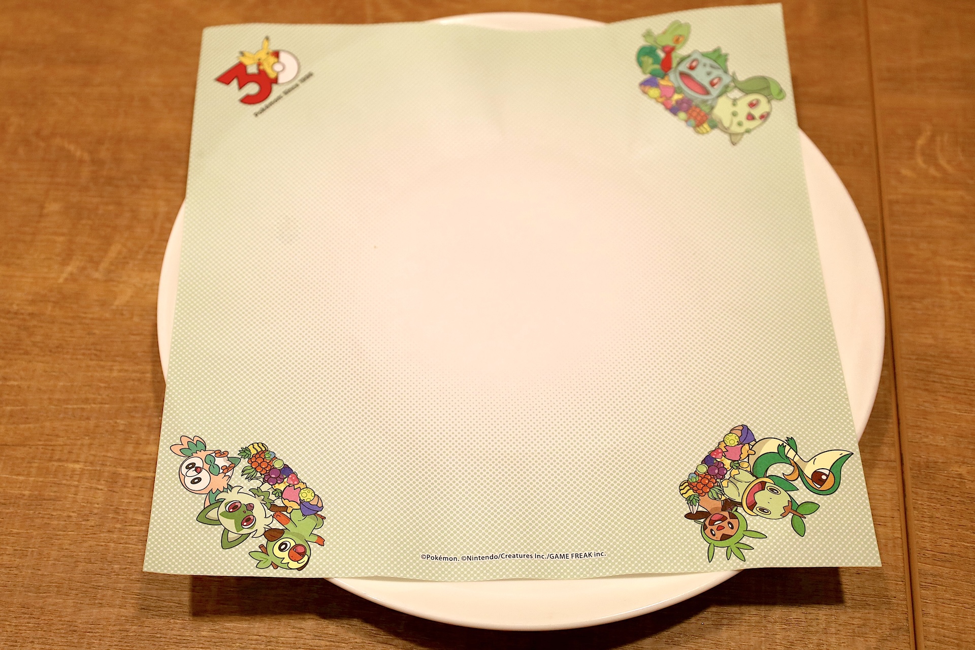 こちらのメニューはくさタイプのポケモンたちがデザインされた敷紙で提供される