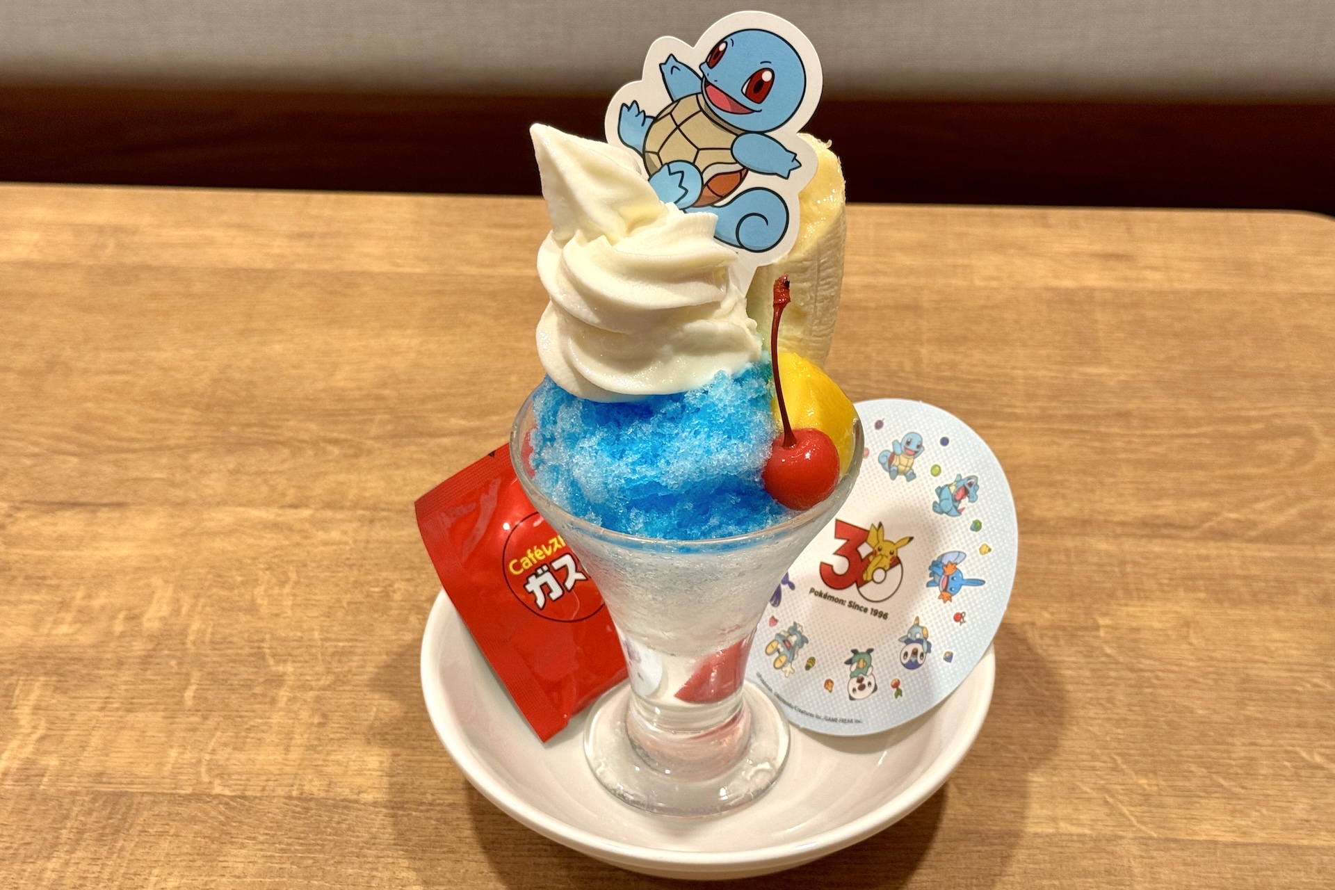 「＼みずタイプのポケモンといっしょ／ゼニガメの“なみのり”かき氷サンデー」 価格：879円（税込）