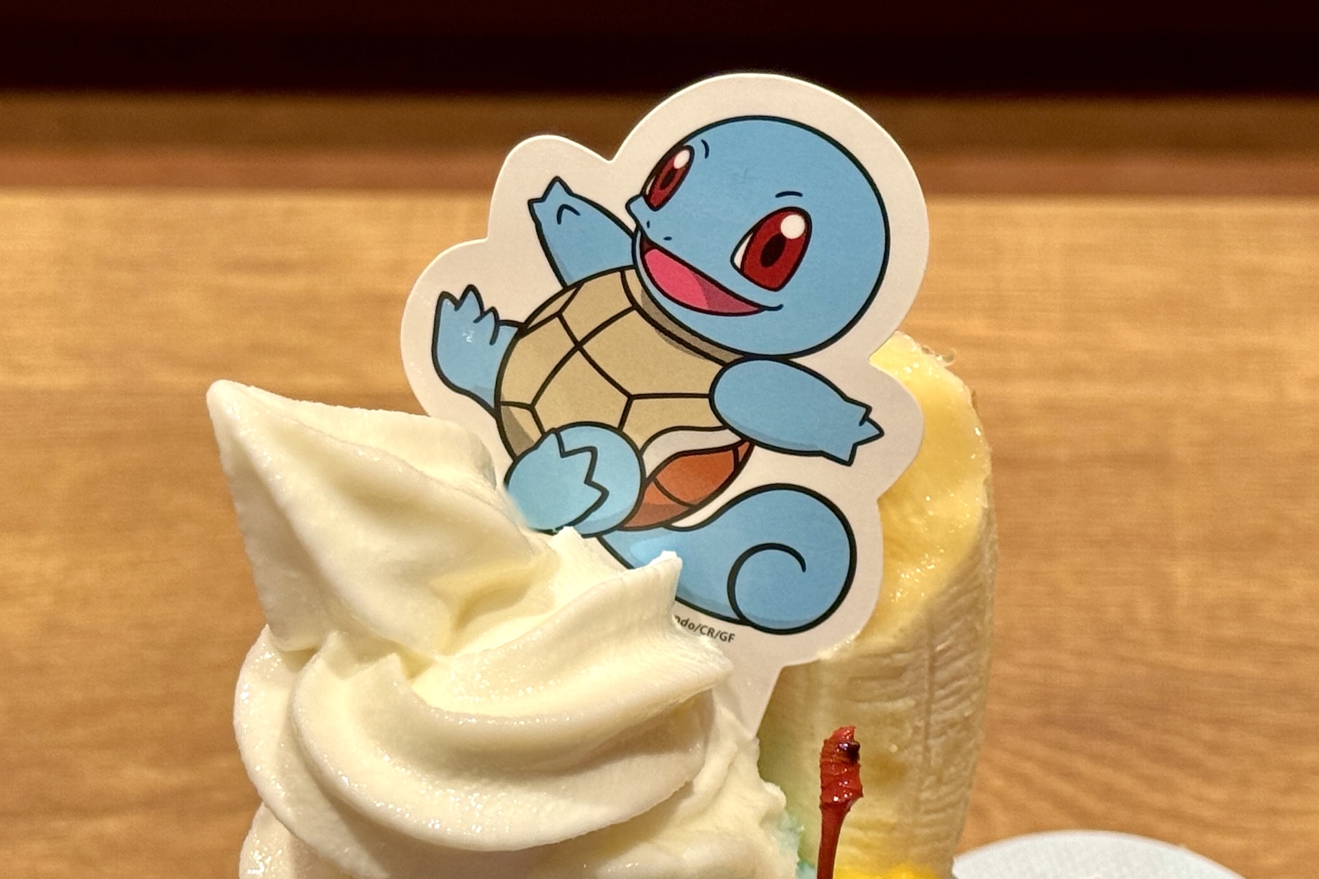 ゼニガメのピック付き。ソフトクリームを波に見立ててゼニガメが“なみのり”しているような見た目を楽しめる