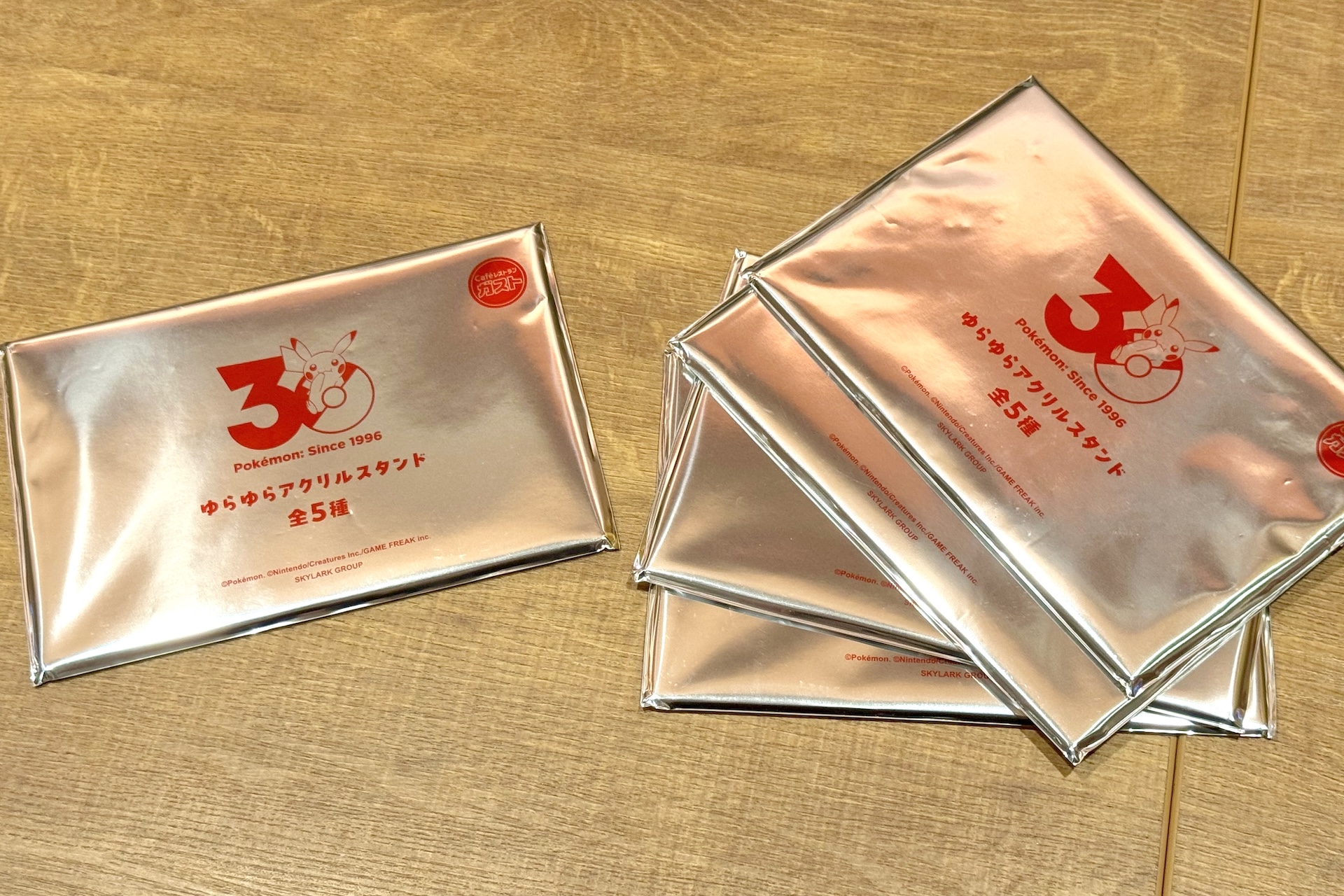 「ゆらゆらアクリルスタンド」は全5種。ブラインドパッケージで提供され、アクリルスタンドの種類を選ぶことはできない