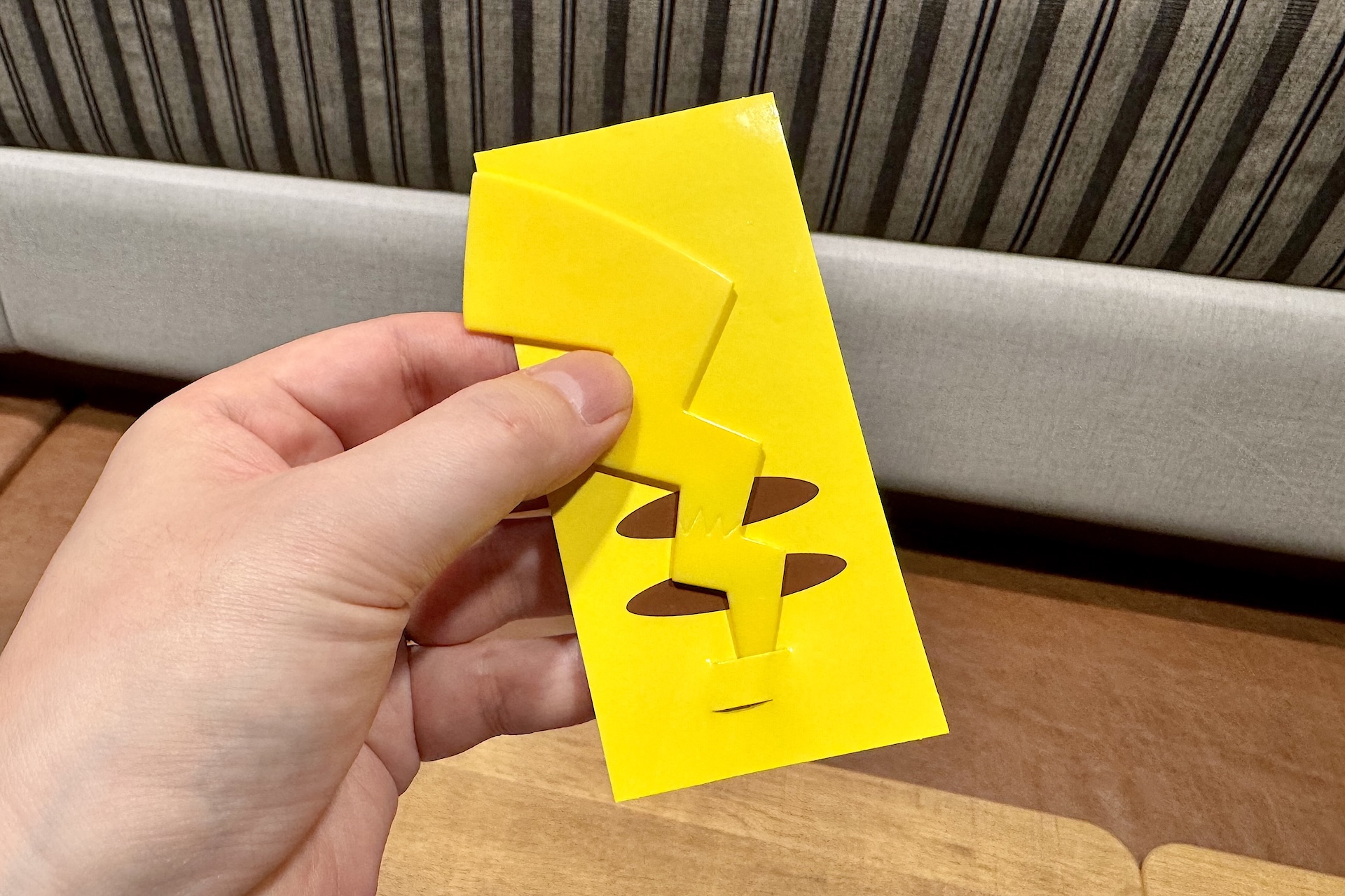 こちらがピカチュウの「しっぽ型ホイルカッター」だ。台紙がピカチュウの後ろ姿になっているところもかわいい