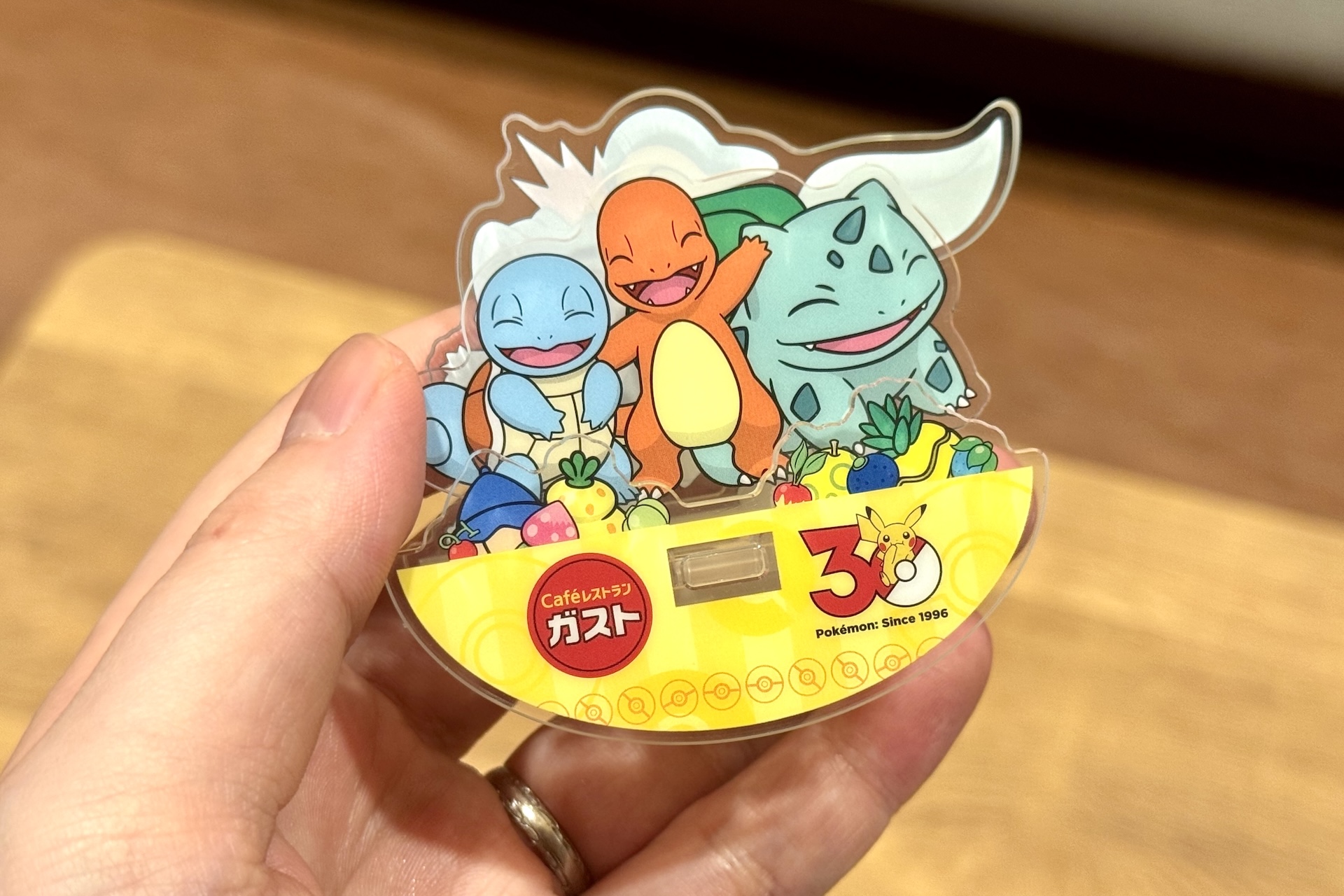 表面と裏面でデザインが異なるのもポイント。こちらはフシギダネ/ヒトカゲ/ゼニガメ（表）