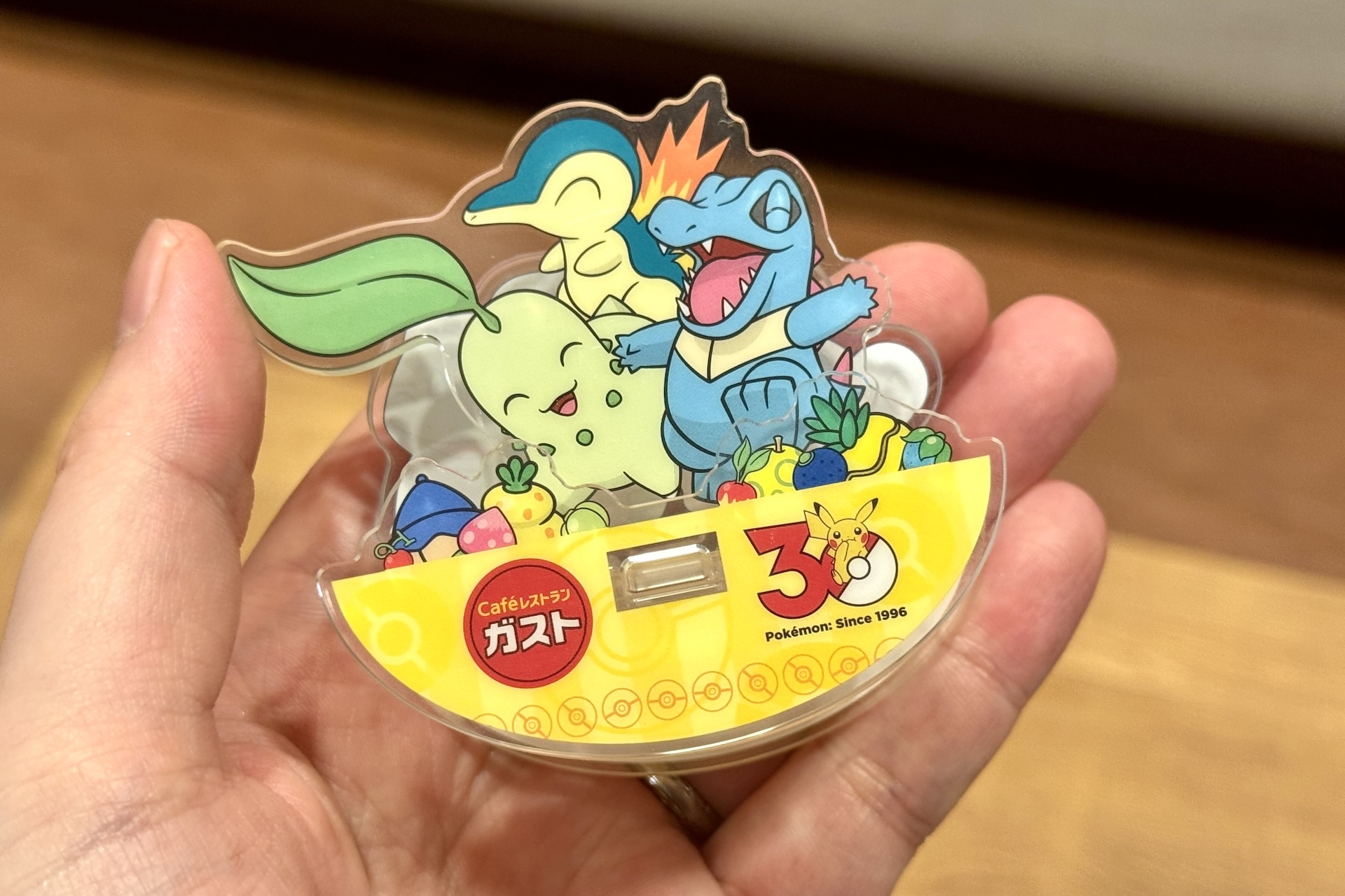 その裏はチコリータ/ヒノアラシ/ワニノコ といった具合に、全5種で歴代旅立ちの3匹ポケモンが全員集合している