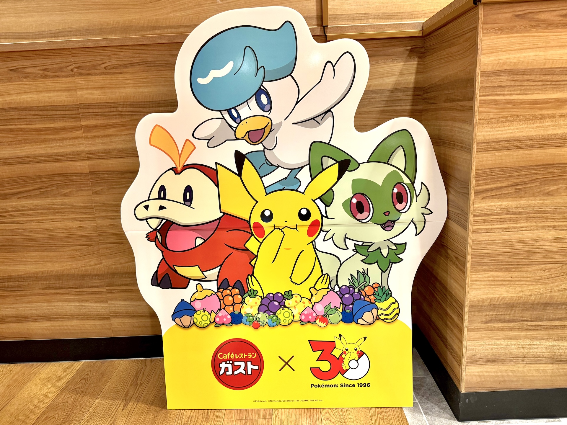 キャンペーン期間中、店内にはポケモンと一緒に写真を撮れるフォトパネルが用意される ※一部フォトパネルがない店舗もある