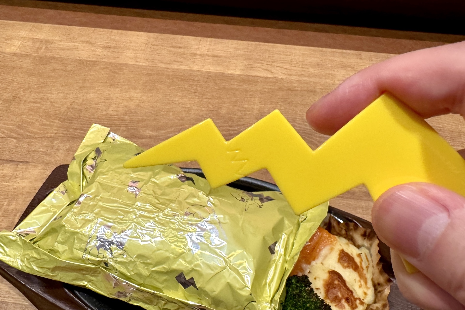 先端が細くなっている方でホイルを切り開いていこう