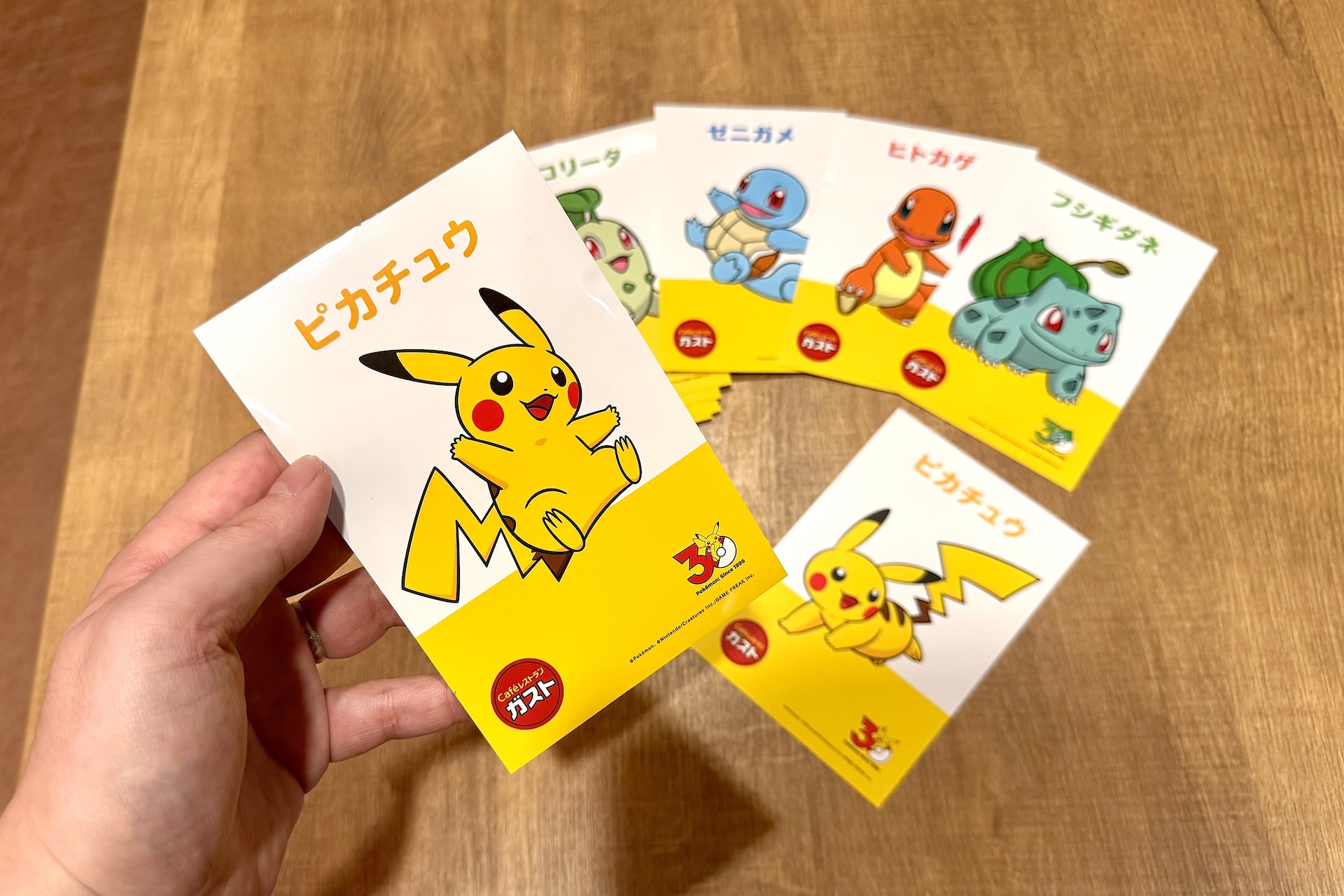 こちらはポケモンたちがお出迎えしてくれる座席カード。普段は席に貼ってあるものだが、今回は特別に撮影させていただけた。デザインはなんと40種ほど。案内された席に推しポケモンのカードがあったらテンションも上がりそうだ。なお、座席が多い店舗は全て用意できない場合もあるとのこと