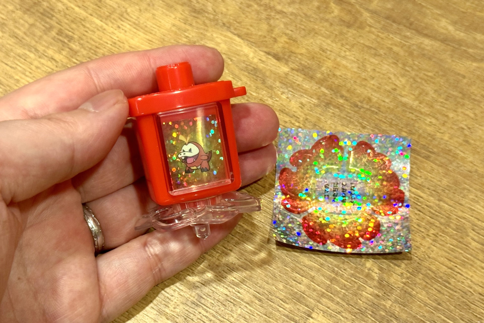 こちらはコマを回してポケモンバトルが楽しめる「クルコロコレクションのウルトラスピンアタック（全3種）」のホゲータモデルだ。ほのおタイプわざをイメージしたシールも付いていてかっこいい！