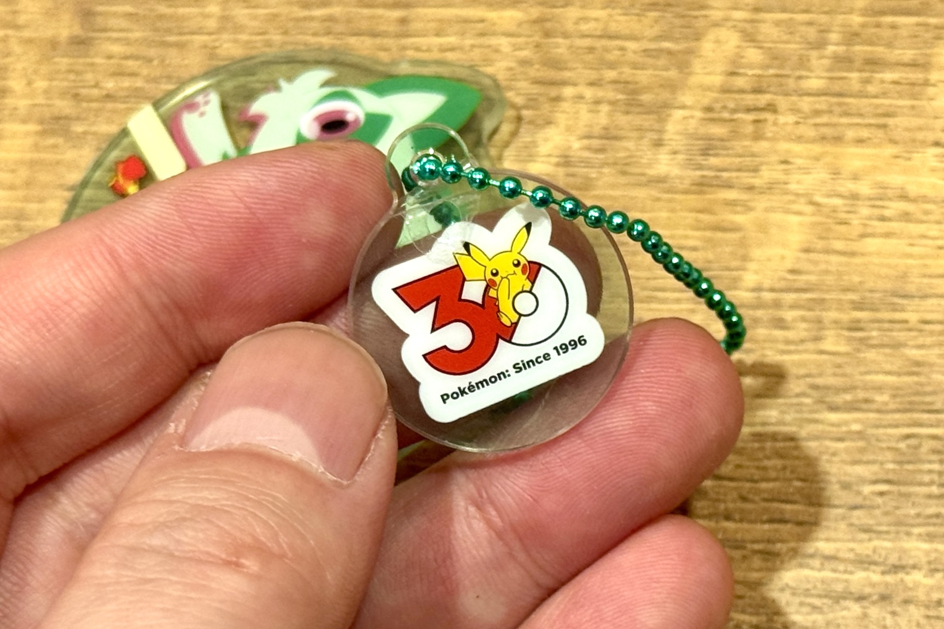 「ポケモン」30周年ロゴのミニチャーム付きとなっている