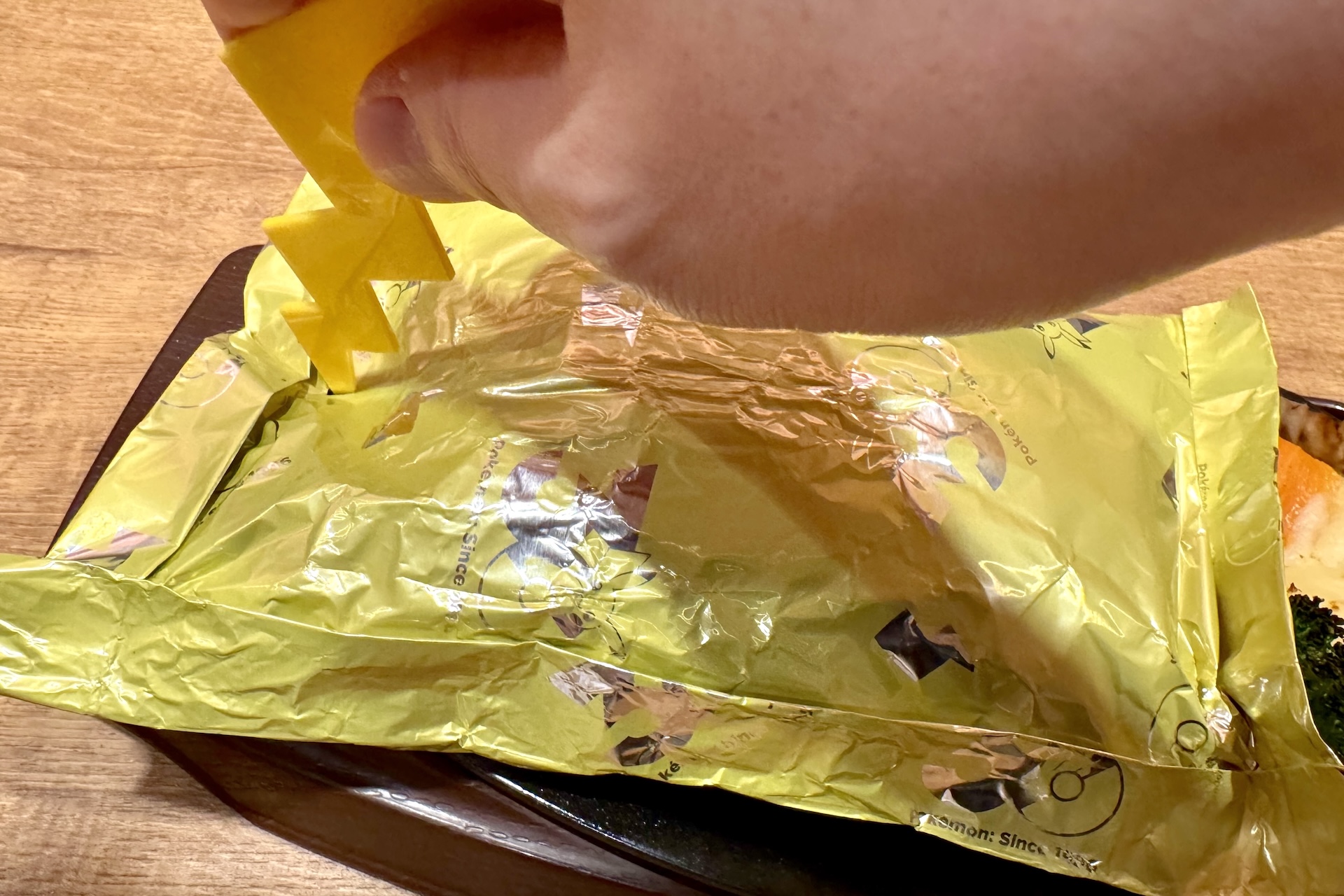 まずはプスっとホイルにカッターの先端を突き刺していく